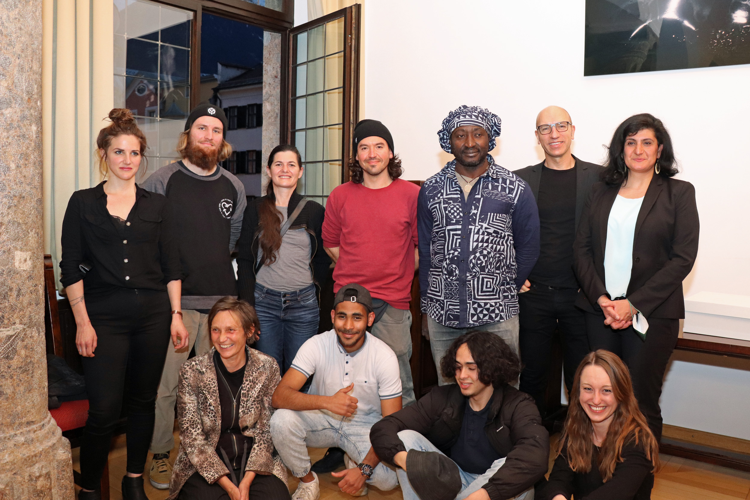 Freute sich über die Auszeichnung ihres Projekts „Kulturproduktionen“: Die Geschäftsführerin des Jugendzentrums Z6, Elfi Oblasser (1.v.l. vorne), mit Jurymitglied Wolfgang Andexlinger (2.v.r. stehend), Gemeinderätin Zeliha Arslan (r. stehend) und Jugendlichen des Z6.