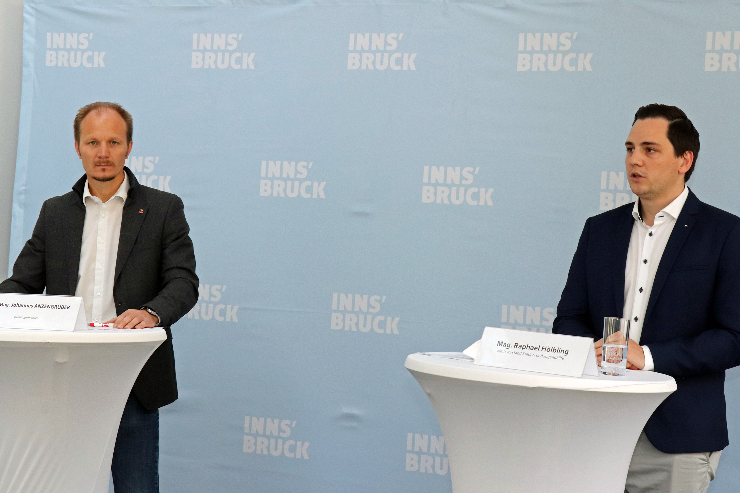 Vizebürgermeister Johannes Anzengruber (l.) und der Amtsvorstand der Kinder- und Jugendhilfe, Raphael Hölbling, informierten bei einem Pressegespräch über die Auswirkungen der Corona-Pandemie auf Familien.