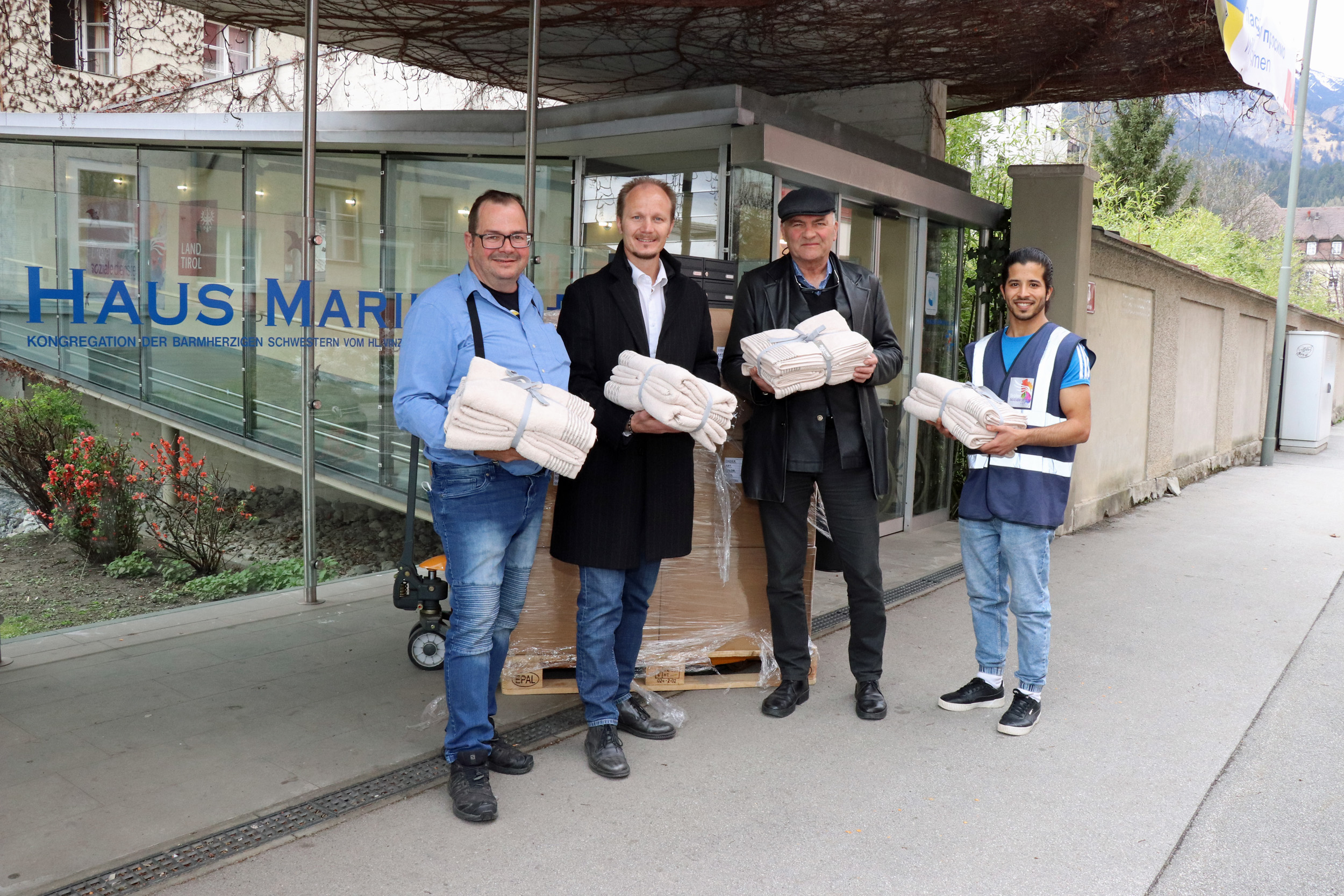 Das Ankunftszentrum für Geflüchtete aus der Ukraine wurde vom Land Tirol im Innsbrucker Stadtteil Saggen im Haus Marillac, Sennstraße 3, eingerichtet. Dort ist damit die Erstanlaufstelle für Geflüchtete. Um diese zu unterstützen, spendete Karl Gostner (2.v.r.) vom Geschäft Tyrler 100 Sets, jeweils ein Handtuch und ein Badetuch. Die Handtücher wurden von der Berufsfeuerwehr vom Geschäft in der Innenstadt zum Haus Marillac geliefert. Bernhard Kapfinger (l.) von der Tiroler Soziale Dienste GmbH (TSD) nahm die Spende in Anwesenheit von Vizebürgermeister Johannes Anzengruber (2.v.l.) entgegen.