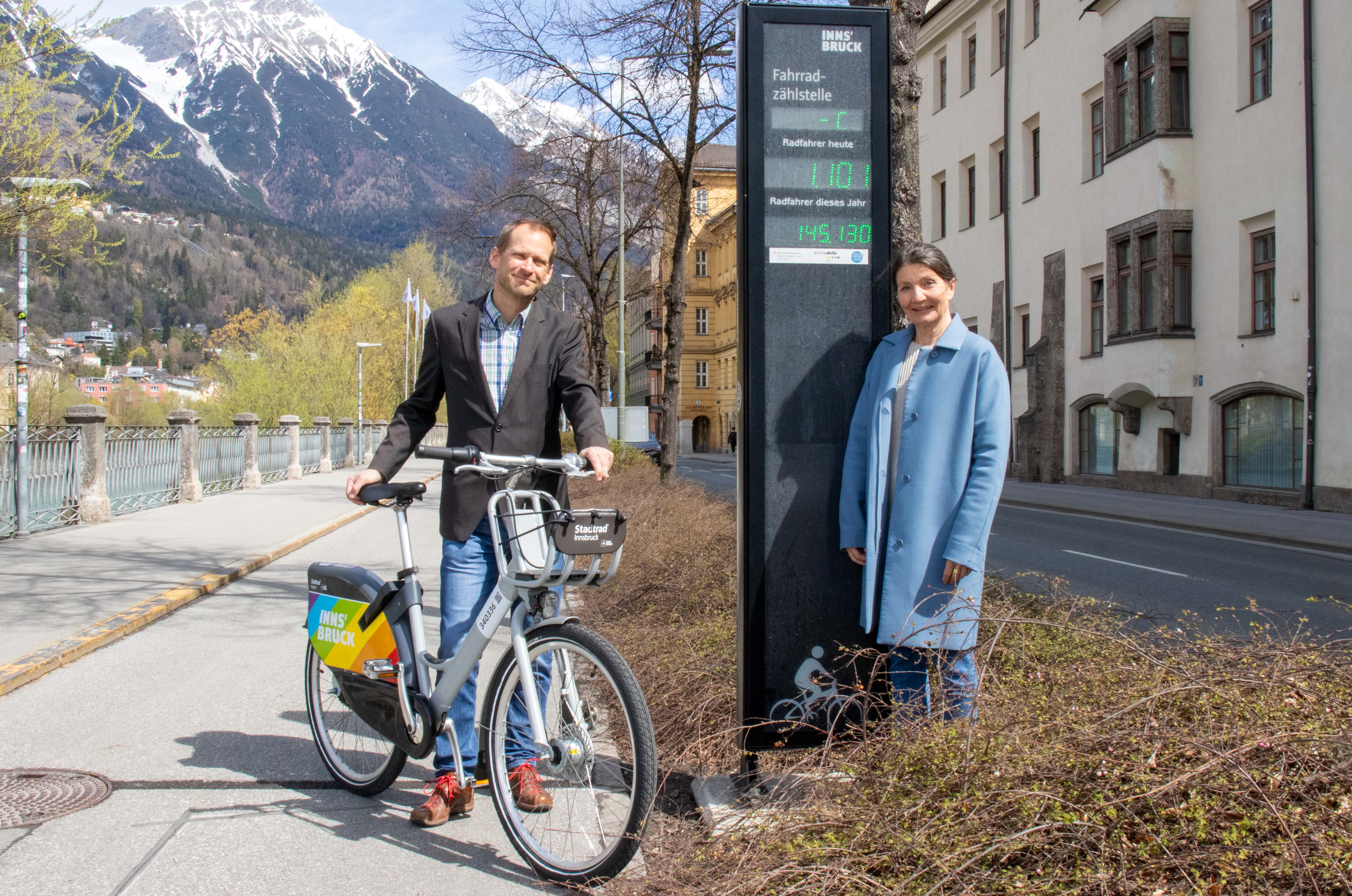 Stadtrad-Projektleiter Thomas Hillebrand von der IVB und Mobilitätsstadträtin Uschi Schwarzl freuen sich über den Anstieg an RadfahrerInnen im Winter.