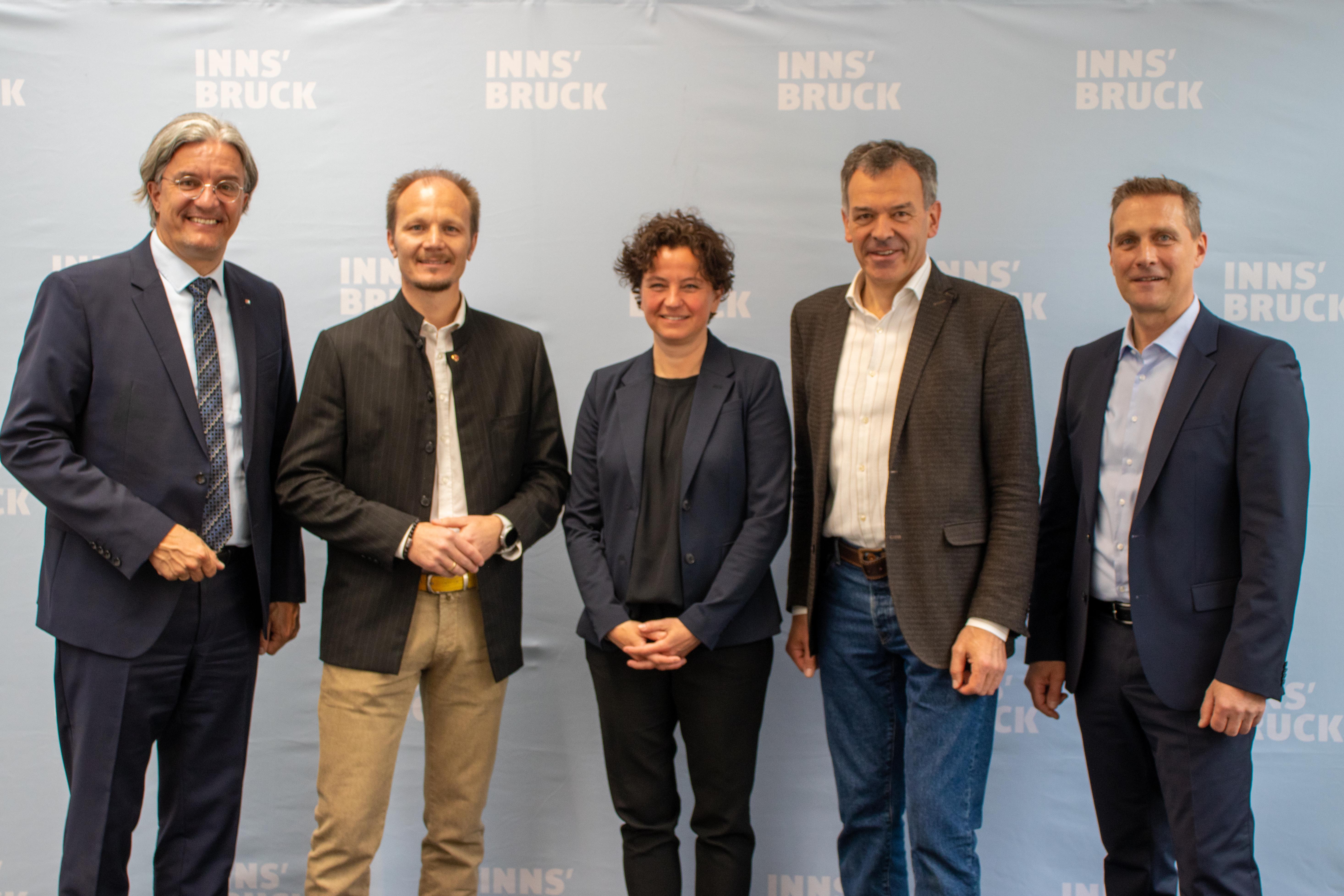 Michael Perger (Obmann des Zentrumsvereins), Vizebürgermeister Johannes Anzengruber, Bürgermeister Georg Willi und Franz Jirka (Bezirksstellenobmann der Wirtschaftskammer Tirol; v.l.n.r.) gratulierten Heike Kiesling (M.) zur Geschäftsführung des Innsbruck Marketings.