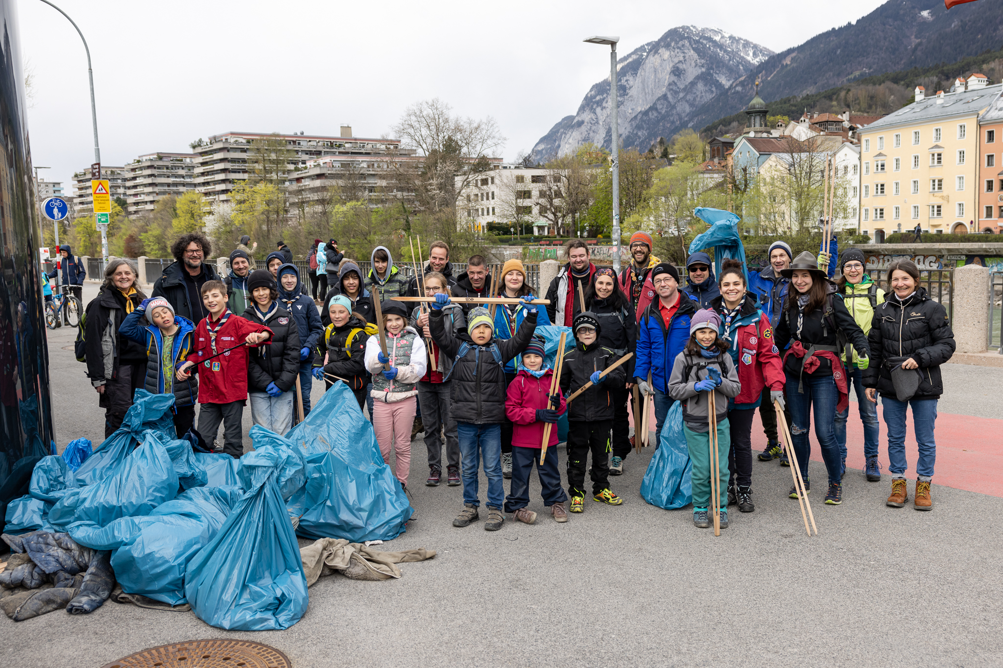 Im Einsatz für den Umweltschutz: IKB-Umwelt- und Abfallberater Dustin Klüger, Stadträtin Uschi Schwarzl und IKB-Vorstandsmitglied Thomas Pühringer mit freiwilligen HelferInnen bei der alljährlichen IKB-Innuferreinigung.