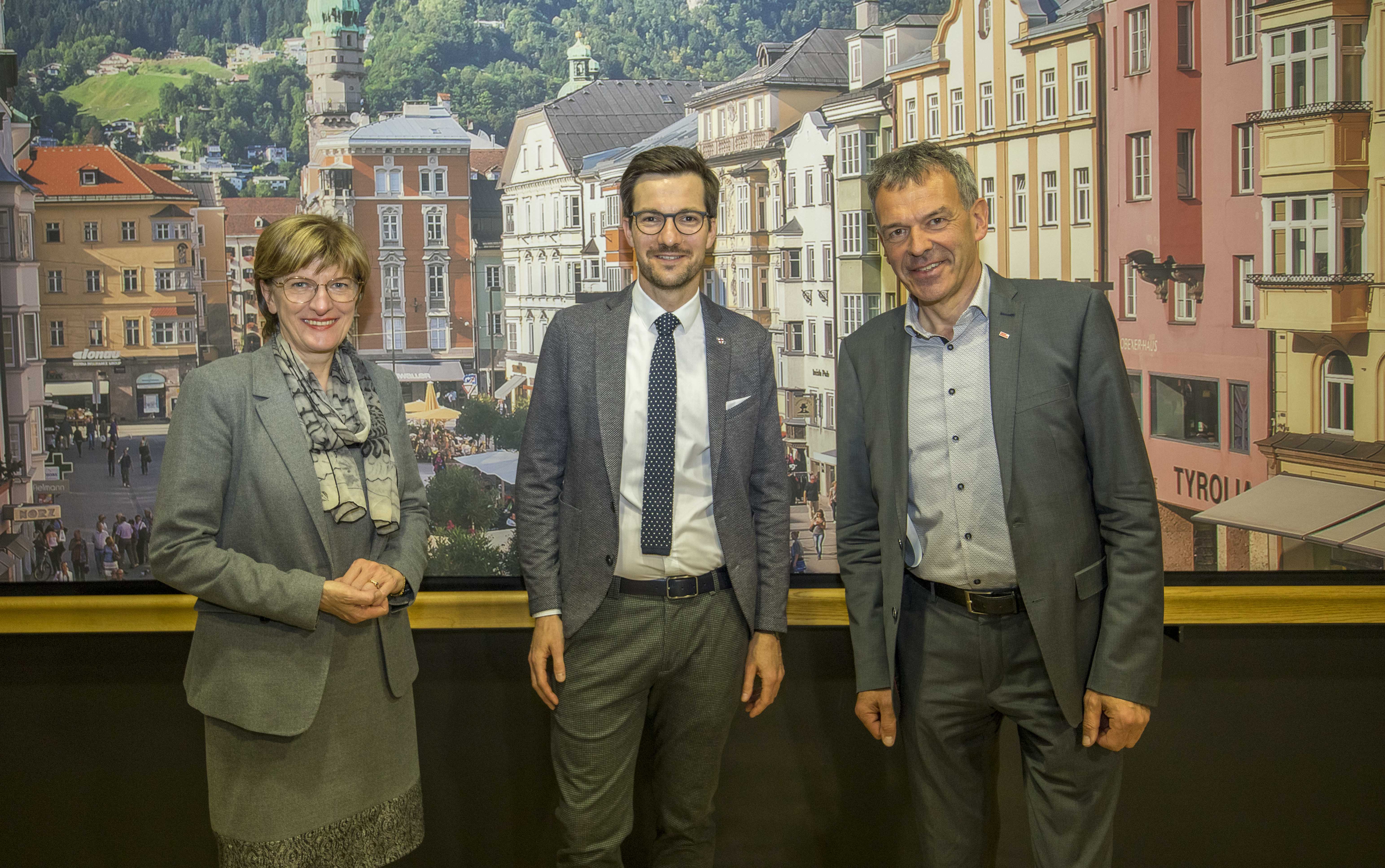 Bürgermeister Georg Willi (r.) hieß gemeinsam mit der für Städtepartnerschaften zuständigen Stadträtin Christine Oppitz-Plörer den Freiburger Oberbürgermeister Martin Horn in Innsbruck willkommen.