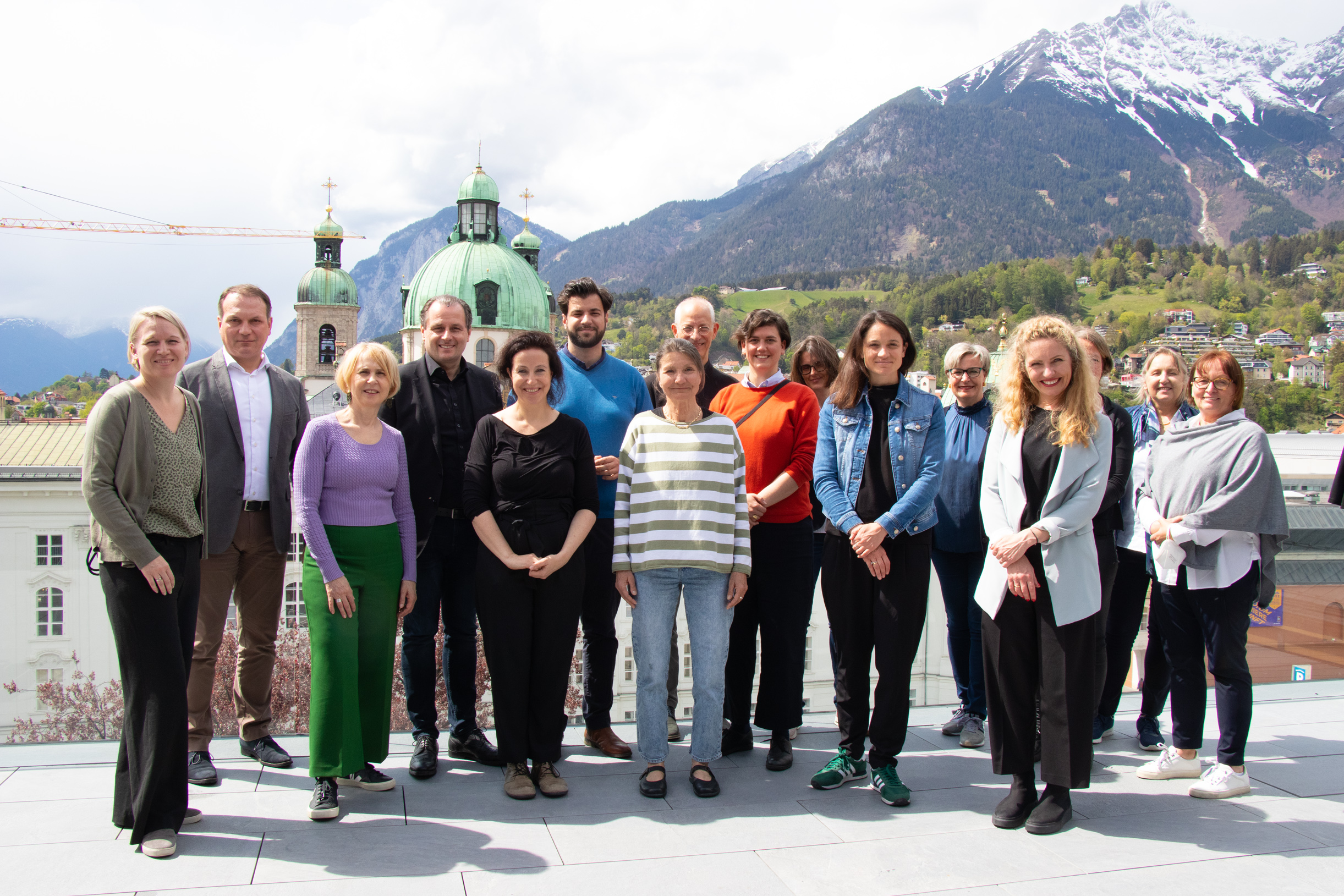 Treffpunkt und erste Station der Tour durch Innsbrucker Kultureinrichtungen war das Haus der Musik Innsbruck. Kulturstadträtin Uschi Schwarzl (Bildmitte), die für Kultur zuständige Amtsvorständin Birgit Neu (4.v.r.) sowie Kulturamtsleiterin Isabelle Brandauer (3.v.r.) waren für die Stadt Innsbruck mit dabei.