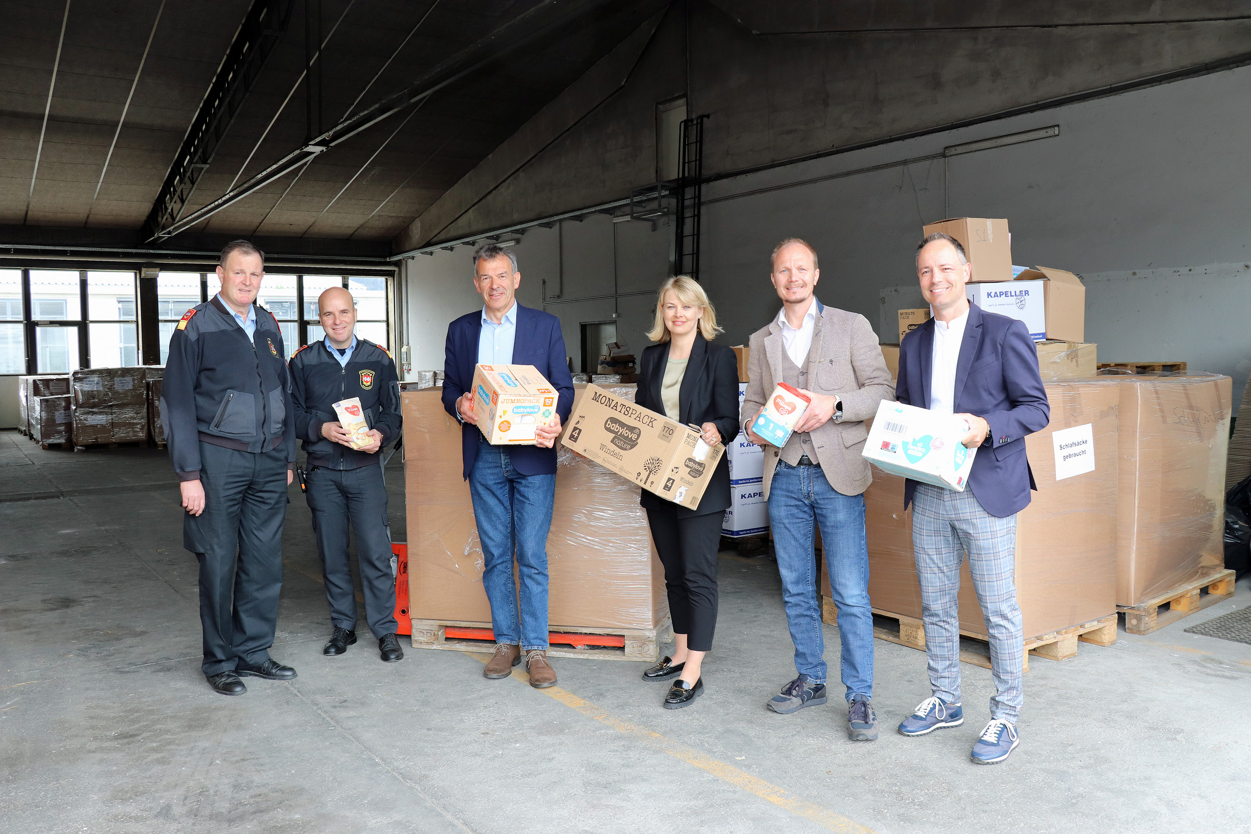 Bürgermeister Georg Willi (3.v.l.), Stadträtin Elisabeth Mayr, Vizebürgermeister Johannes Anzengruber (2.v.r.) und Vizebürgermeister Markus Lassenberger (r.) bedankten sich bei Vertretern der Berufsfeuerwehr Innsbruck (l.) für die Organisation des Hilfstransportes nach Krakau.