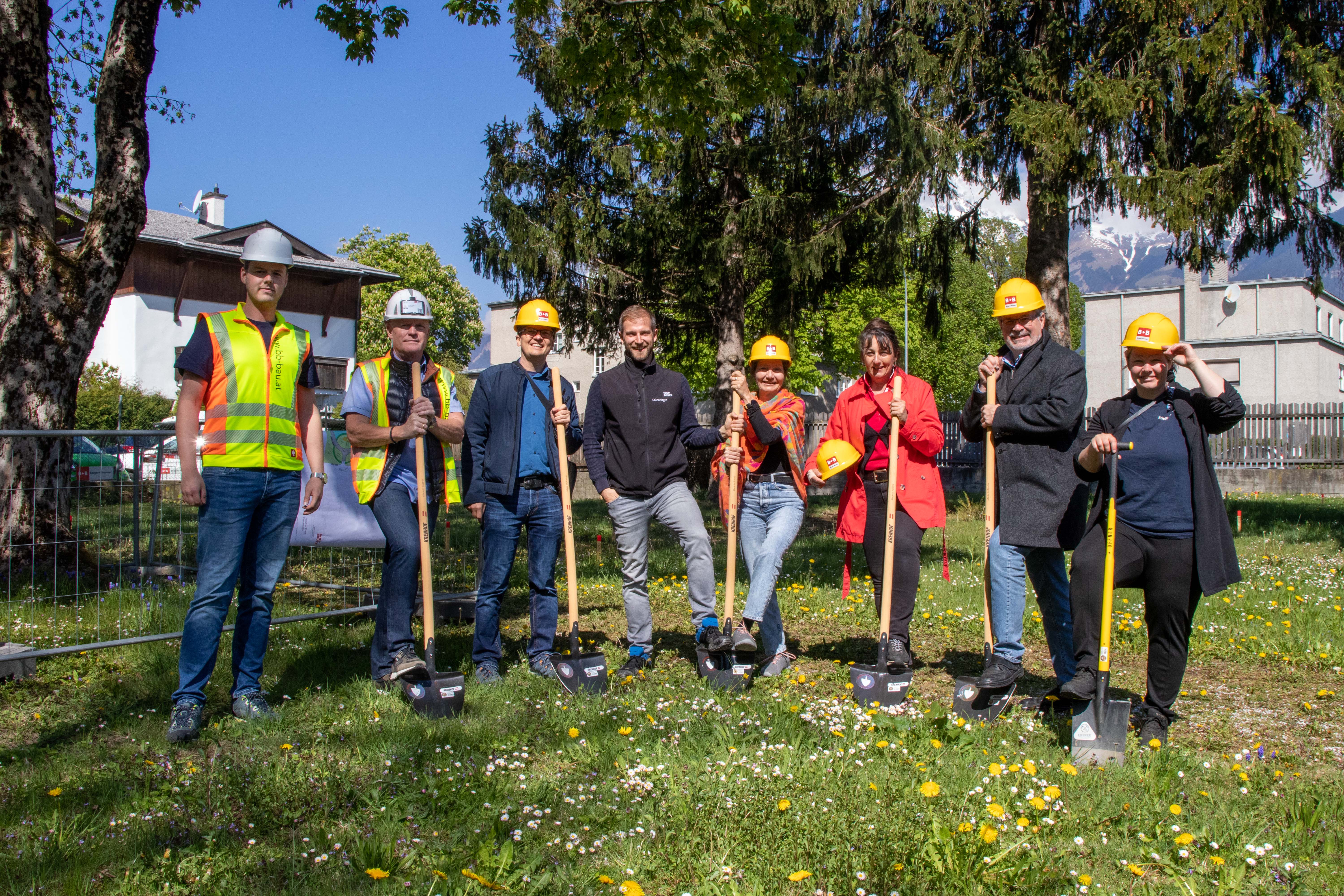 Freuen sich über den Spatenstich (v.l.n.r.): Simon Falkner (Berger+Brunner), Otmar Gredler (Betriebsleiter Berger+Brunner), Markus Pinter (Referent Grünanlagen – Planung und Bau), Ricardo Leuschel (Grünanlagen – Planung und Bau), Stadträtin Uschi Schwarzl, Andrea Zobernig (Projektleiterin IKB Wasser), Alexander Legniti (Referent Friedhöfe), Sabrina Moser-Hirner  (Aufseherin Pradler Friedhof)