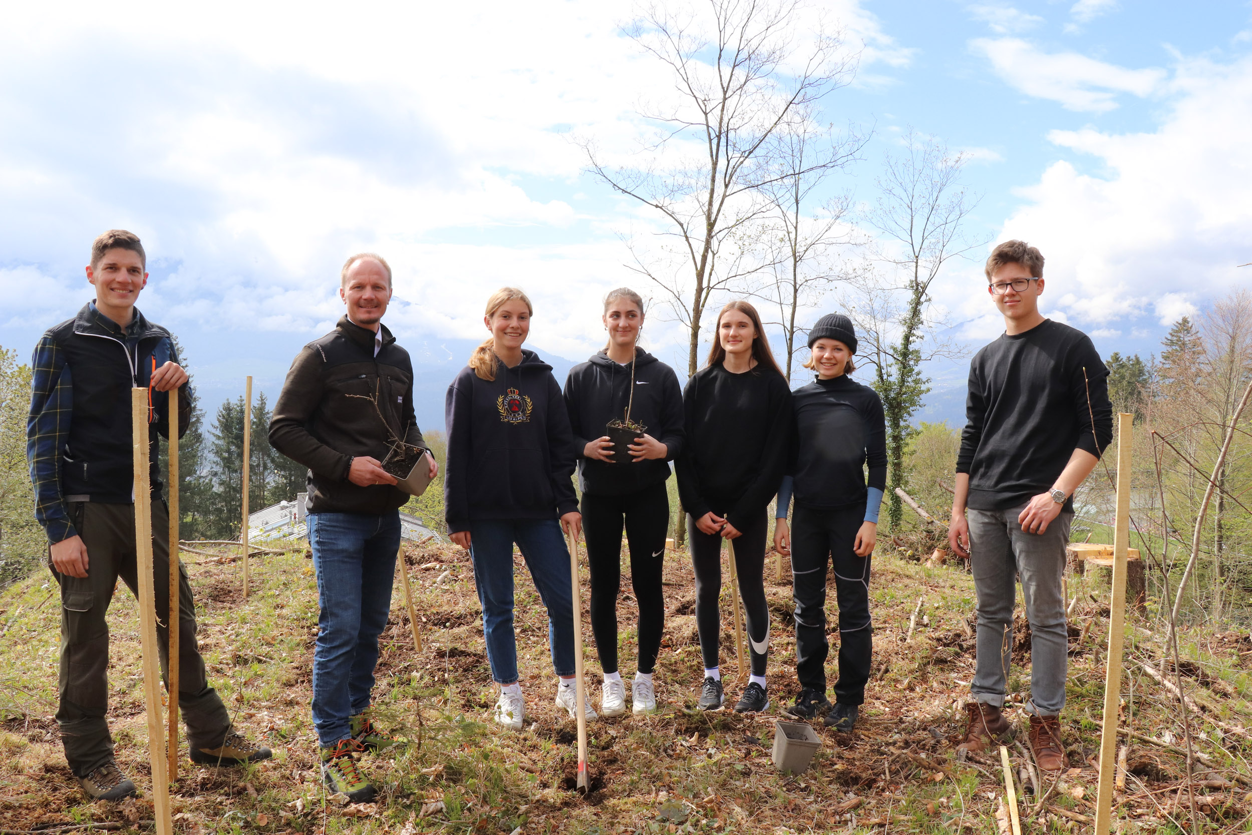 Florian Jäger (Referatsleiter für Wald und Almen, l.) und Vizebürgermeister Johannes Anzengruber pflanzten gemeinsam mit SchülerInnen des BRG Adolf-Pichler-Platz klimafitte Bäume.