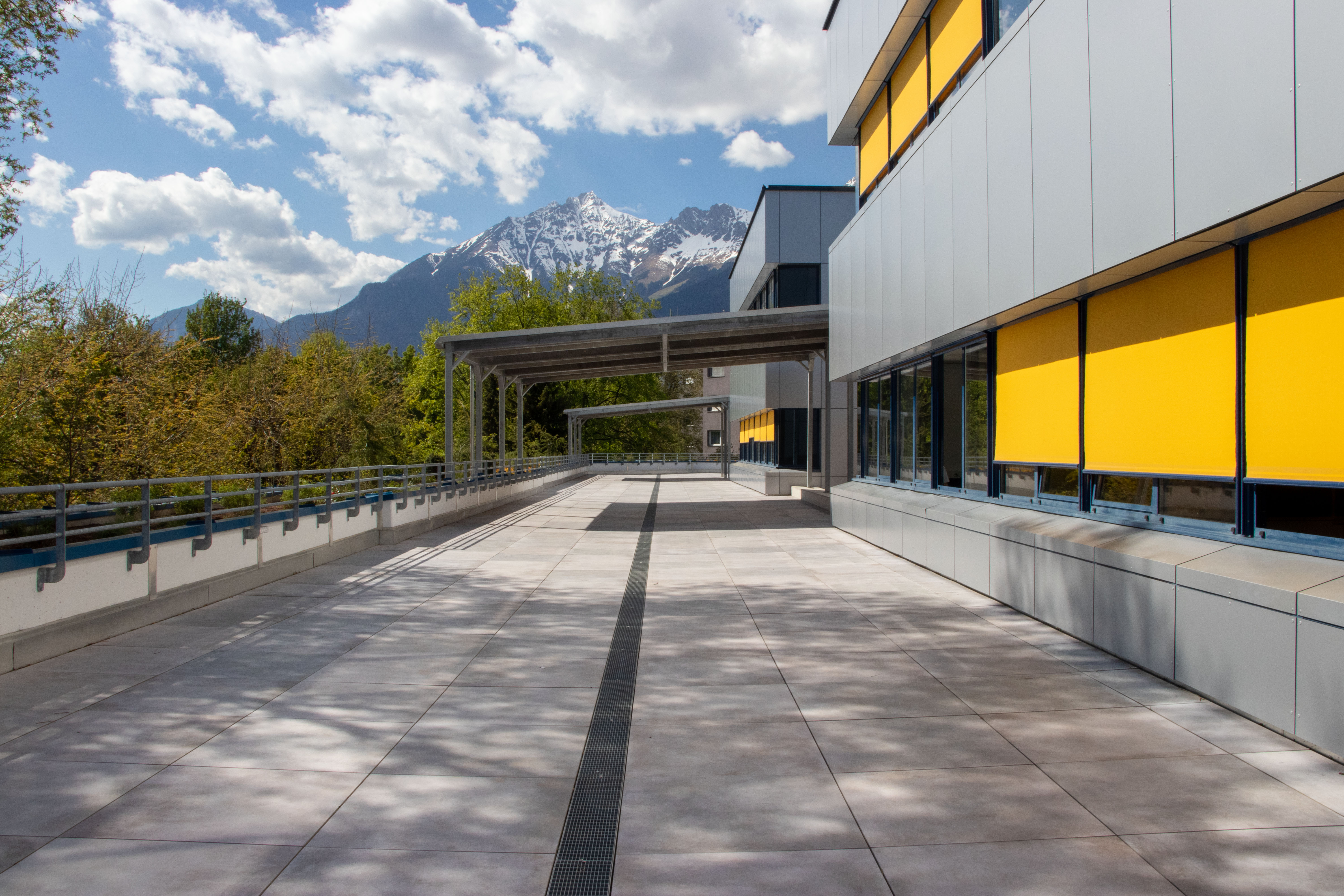 Die Freiklassen werden teils mit fixen, teils mit mobilen Sitzmöbeln ausgestattet.