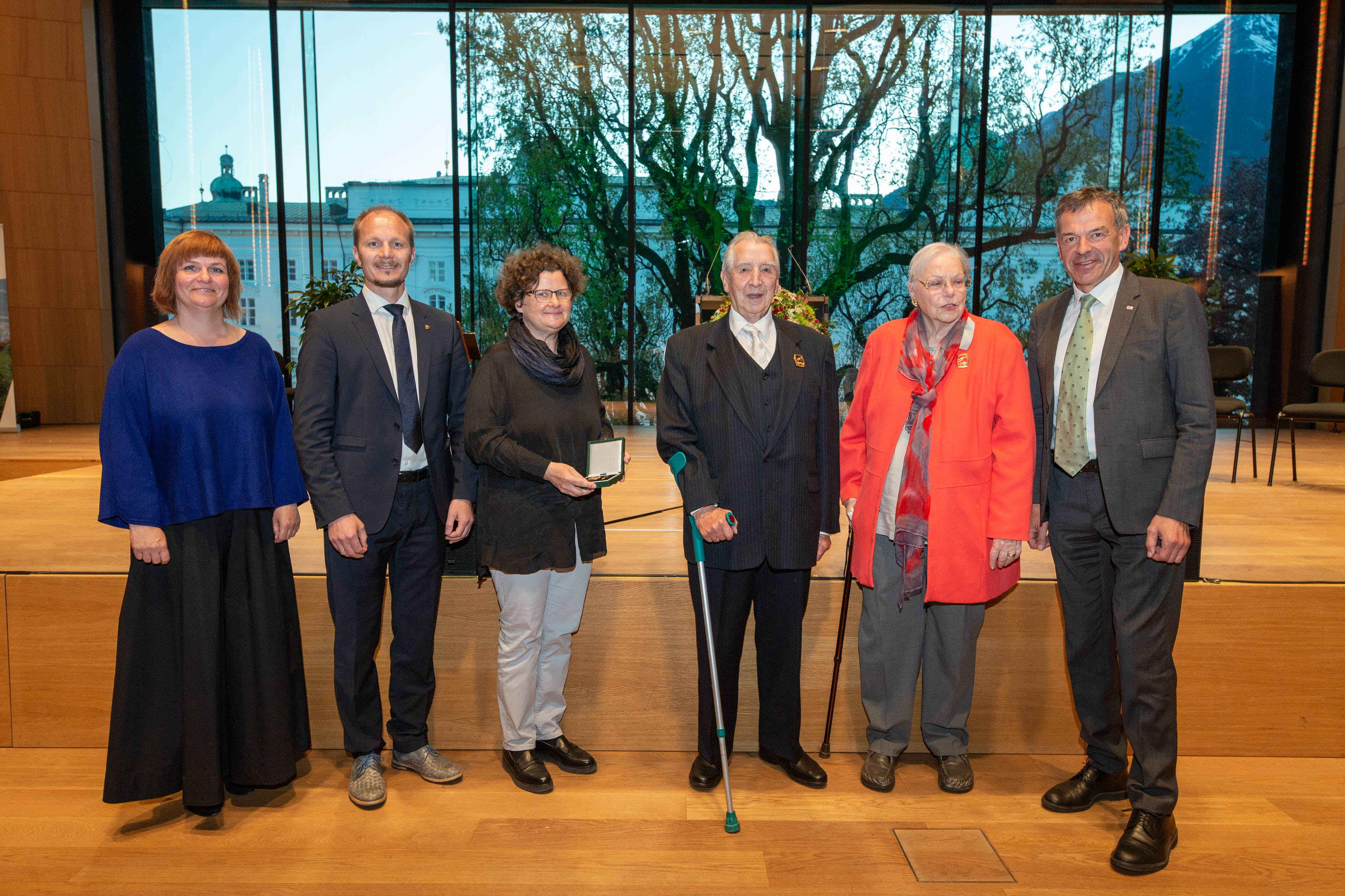 Petra Flieger (3.v.l.), Helmut Heiß (3.v.r.) und Eva Bassetti-Bastinelli (2.v.r.) wurden mit dem Ehrenzeichen für Soziales ausgezeichnet. Gemeinderätin Renate Krammer-Stark (l.), Vizebürgermeister Johannes Anzengruber (2.v.l.) und Bürgermeister Georg Willi (r.) schlossen sich den Gratulationen an.