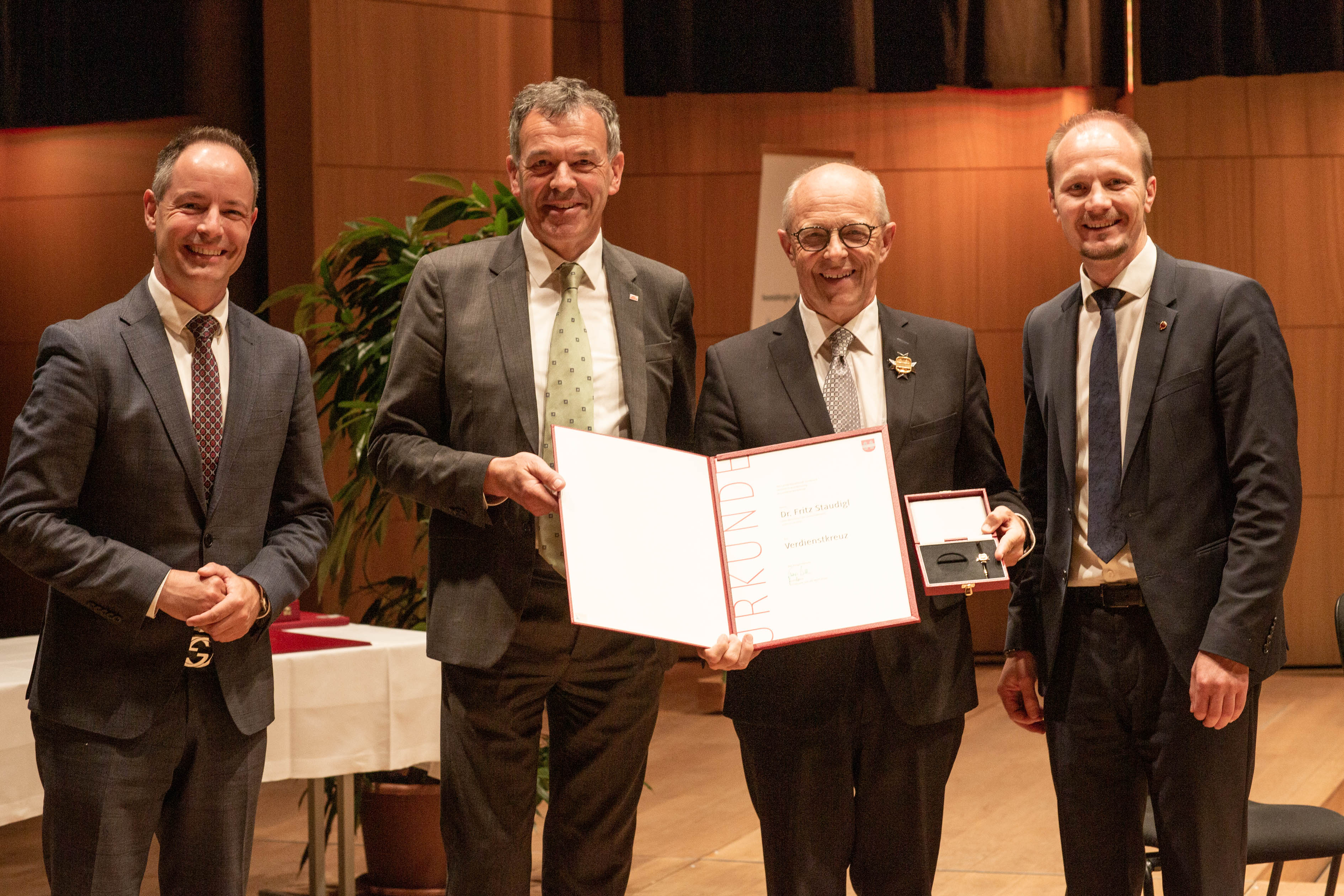 Fritz Staudigl (2.v.r.) wurde das Verdienstkreuz der Stadt Innsbruck verliehen. Dazu gratulierten auch Vizebürgermeister Markus Lassenberger (l.), Bürgermeister Georg Willi (2.v.l.) und Vizebürgermeister Johannes Anzengruber (r.)