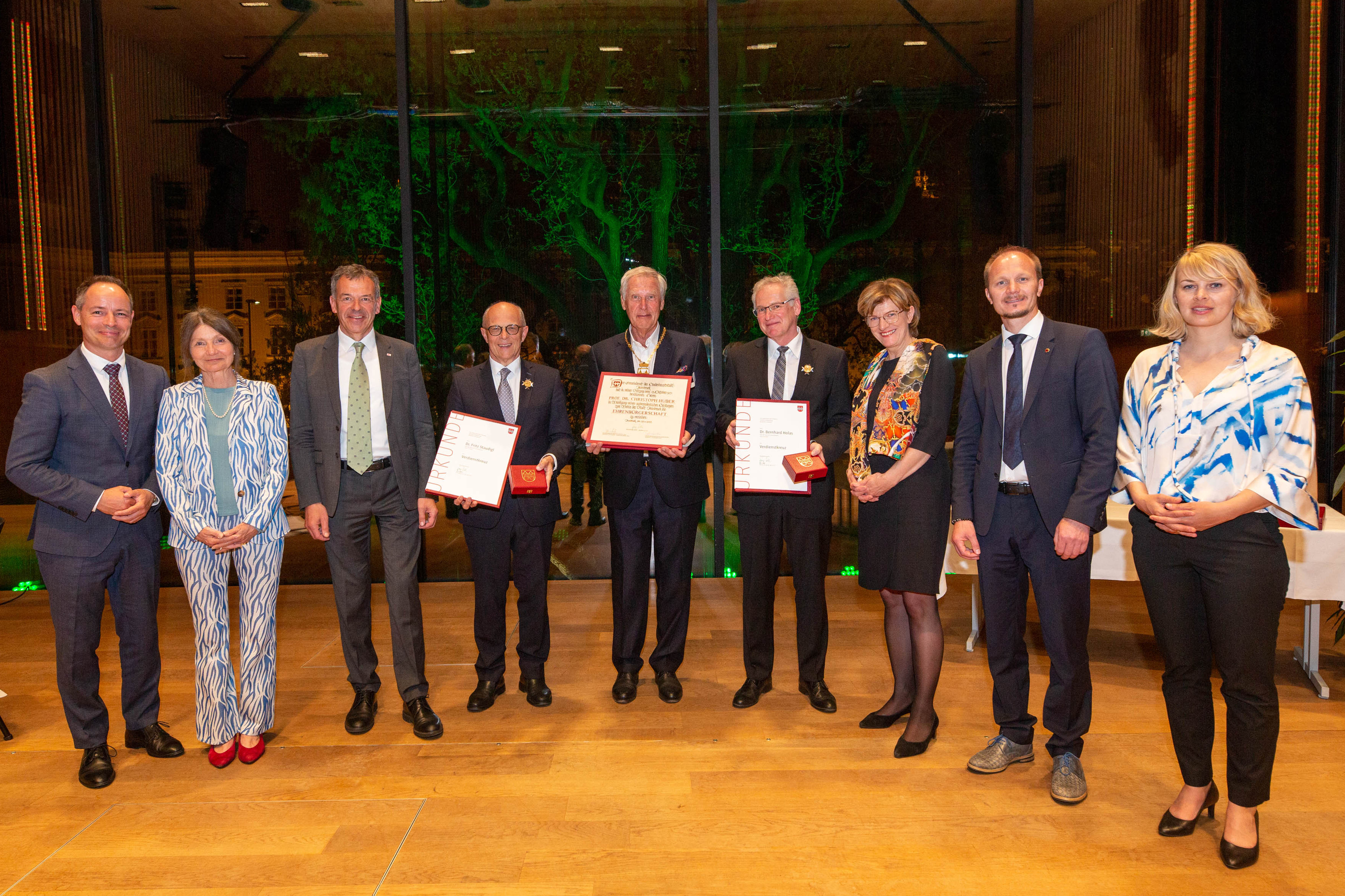 Verdiente Persönlichkeiten wurden von der Stadt Innsbruck ausgezeichnet: (v.l.n.r): Vizebürgermeister Markus Lassenberger, Stadträtin Uschi Schwarzl, Bürgermeister Georg Willi, Fritz Staudigl (Verdienstkreuz), Christoph Huber (Ehrenbürger), Magistratsdirektor a.D. Bernhard Holas (Verdienstkreuz), Stadträtin Christine Oppitz-Plörer, Vizebürgermeister Johannes Anzengruber und Stadträtin Elisabeth Mayr.