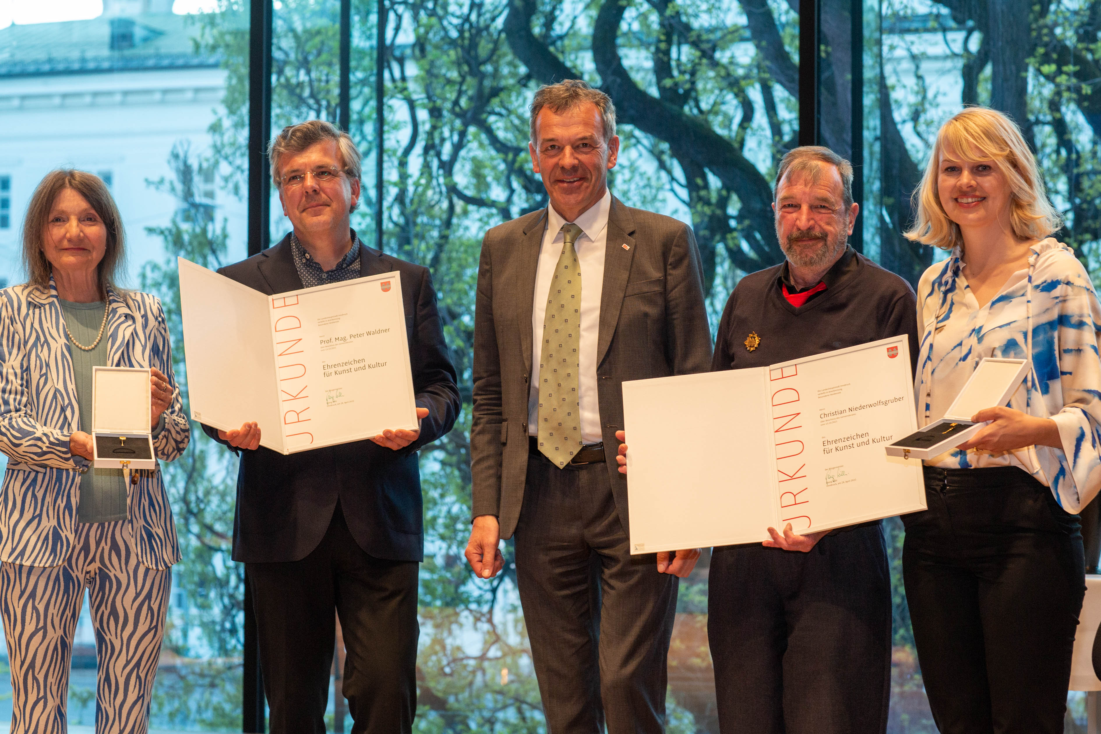 Stadträtin Uschi Schwarzl (l.), Bürgermeister Georg Willi (M.) und Stadträtin Elisabeth Mayr (r.) gratulierten Peter Waldner (2.v.l.) und Christian Niederwolfsgruber zur Verleihung des Kulturehrenzeichens.