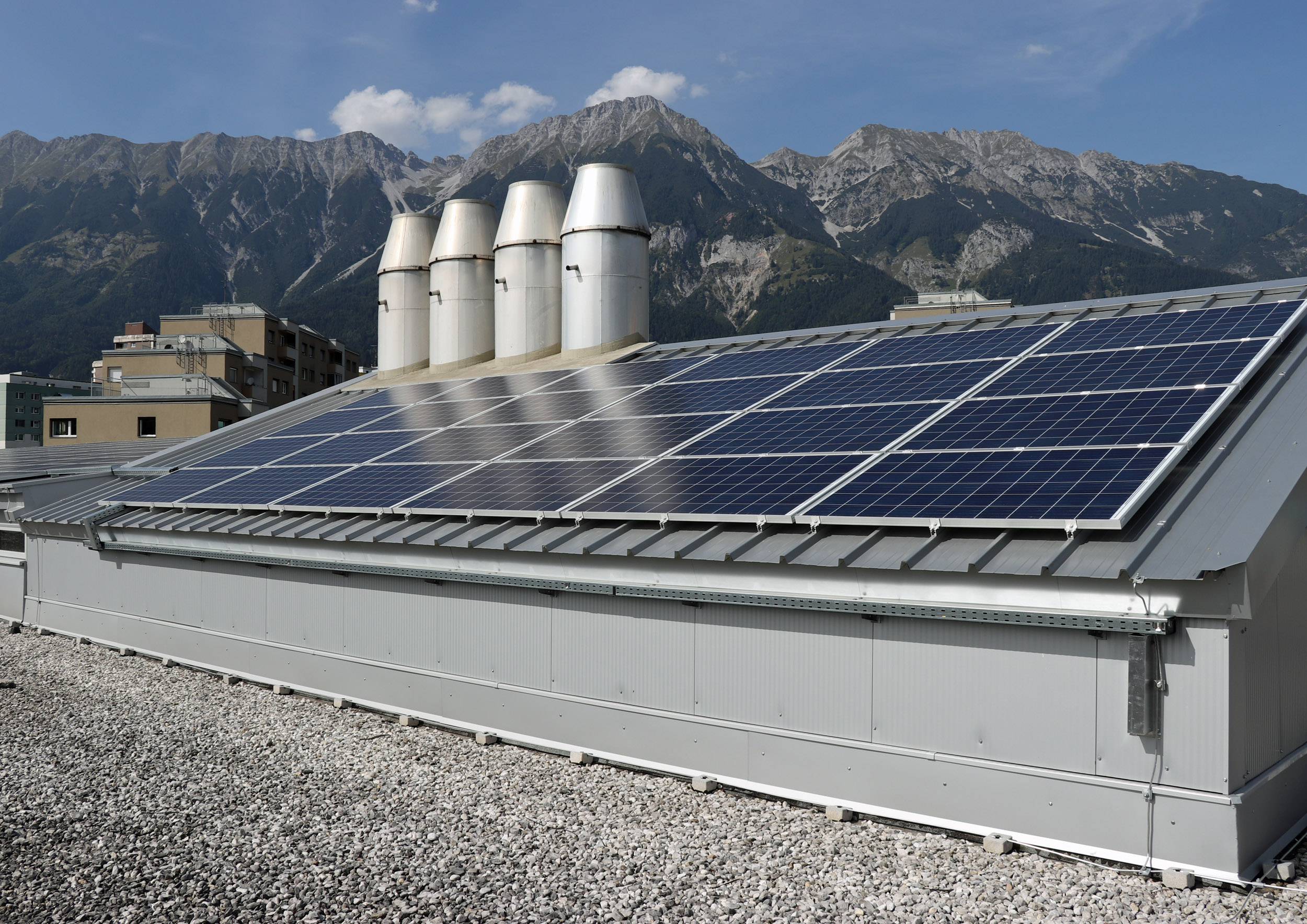 Auf dem Dach der Mittelschule (MS) O-Dorf wurde eine Photovoltaik-Anlage installiert, die eine saubere und emissionsfreie Stromerzeugung möglich macht.