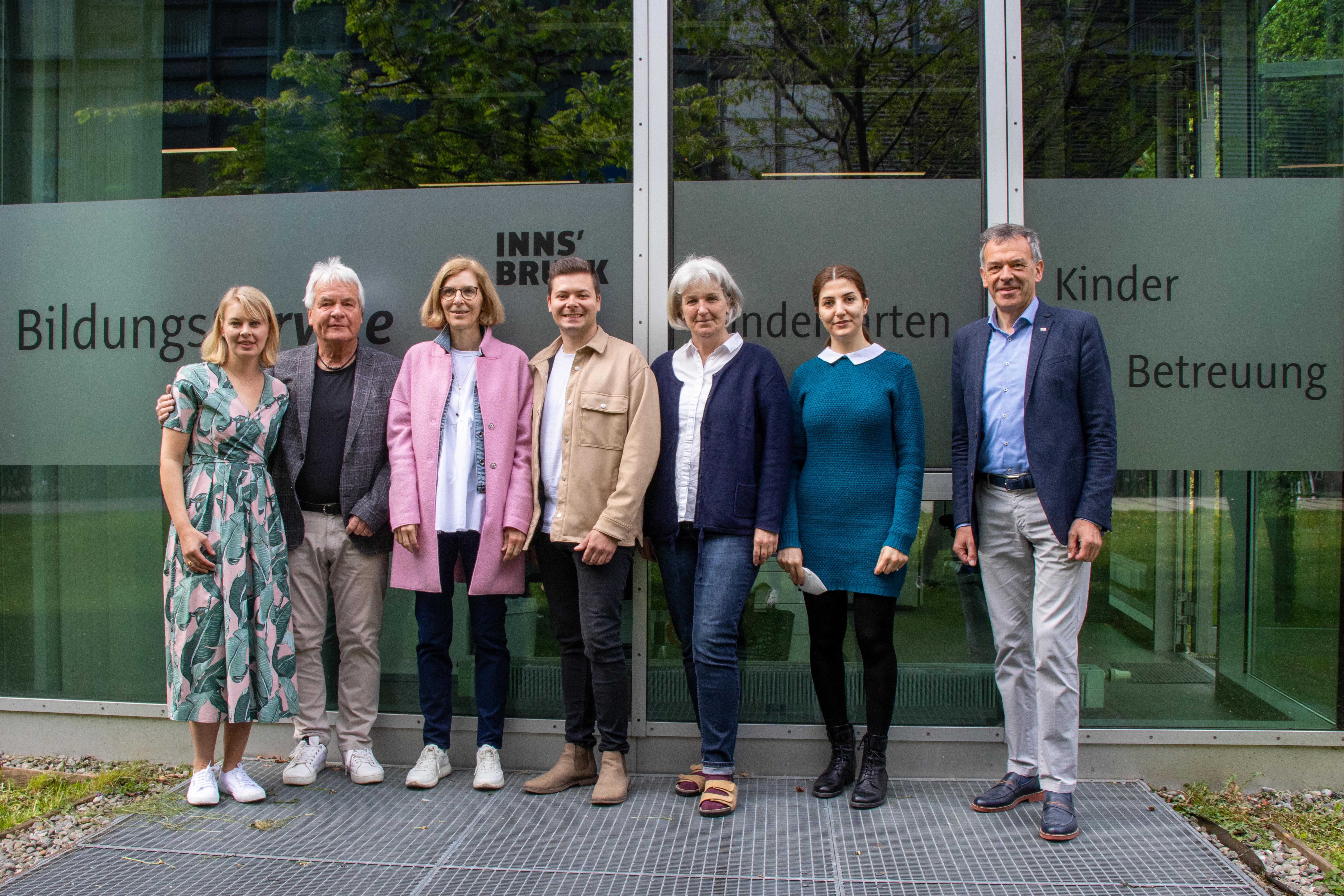 Bürgermeister Georg Willi (r.), Bildungsstadträtin Elisabeth Mayr (l.) und deren Vorgänger Ernst Pechlaner (2.v.l.) gratulierten der Leiterin des Amtes für Kinder, Jugend, Generationen, Martina Zabernig (3.v.l.) und dem dreiköpfigen Bildungsservicestellen-Team rund um Koordinator Daniel Bonora-Burgstaller (M.), Heidemarie Kirchmaier (3.v.r.) und  Tahereh Gilani zur erfolgreichen Bilanz.