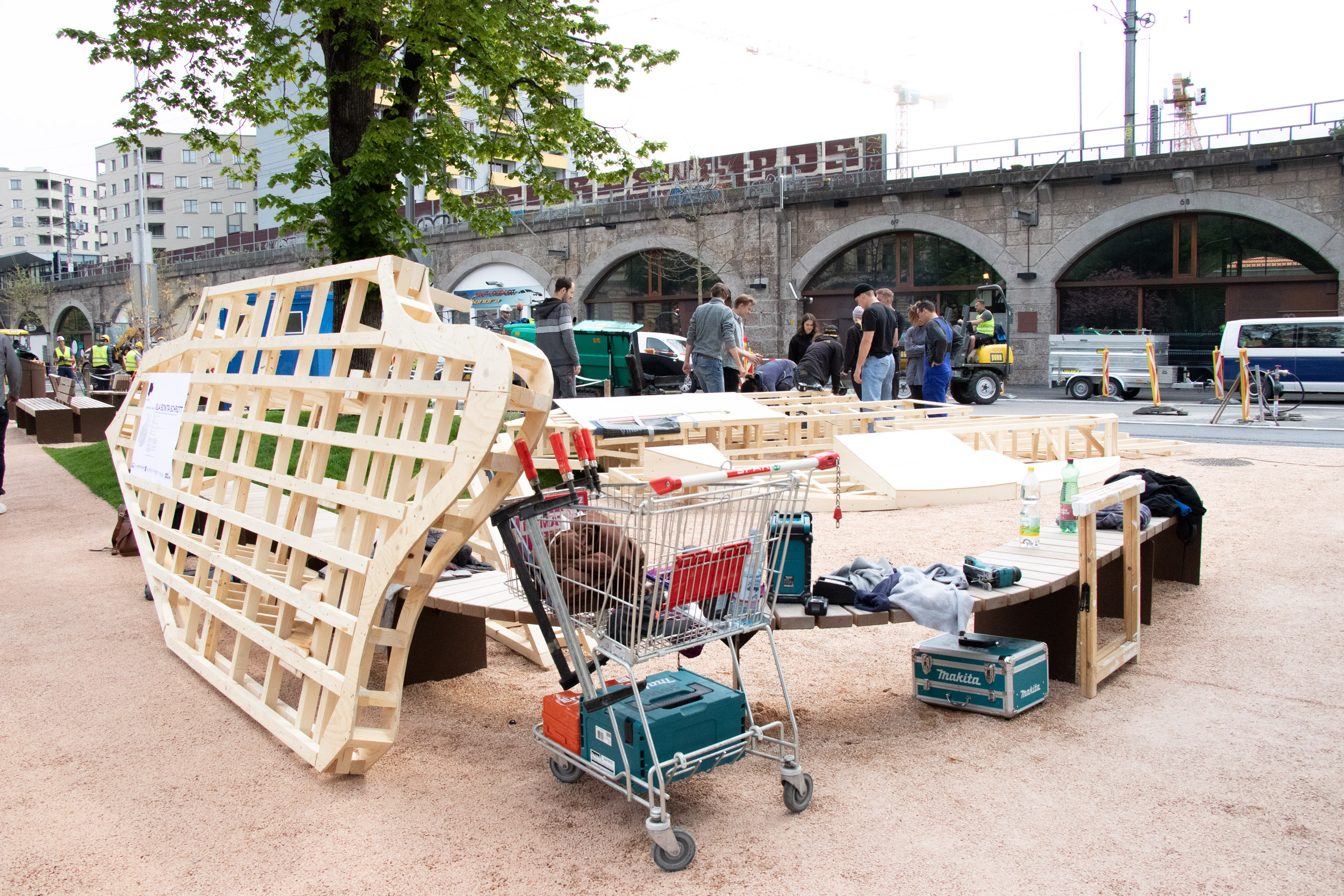 Derzeit wird die Bühne im neuen Park aufgebaut. Am 21. Mai gibt es das Bogenfest und bis Ende August weitere Highlights im umfangreichen Programm zu erleben.