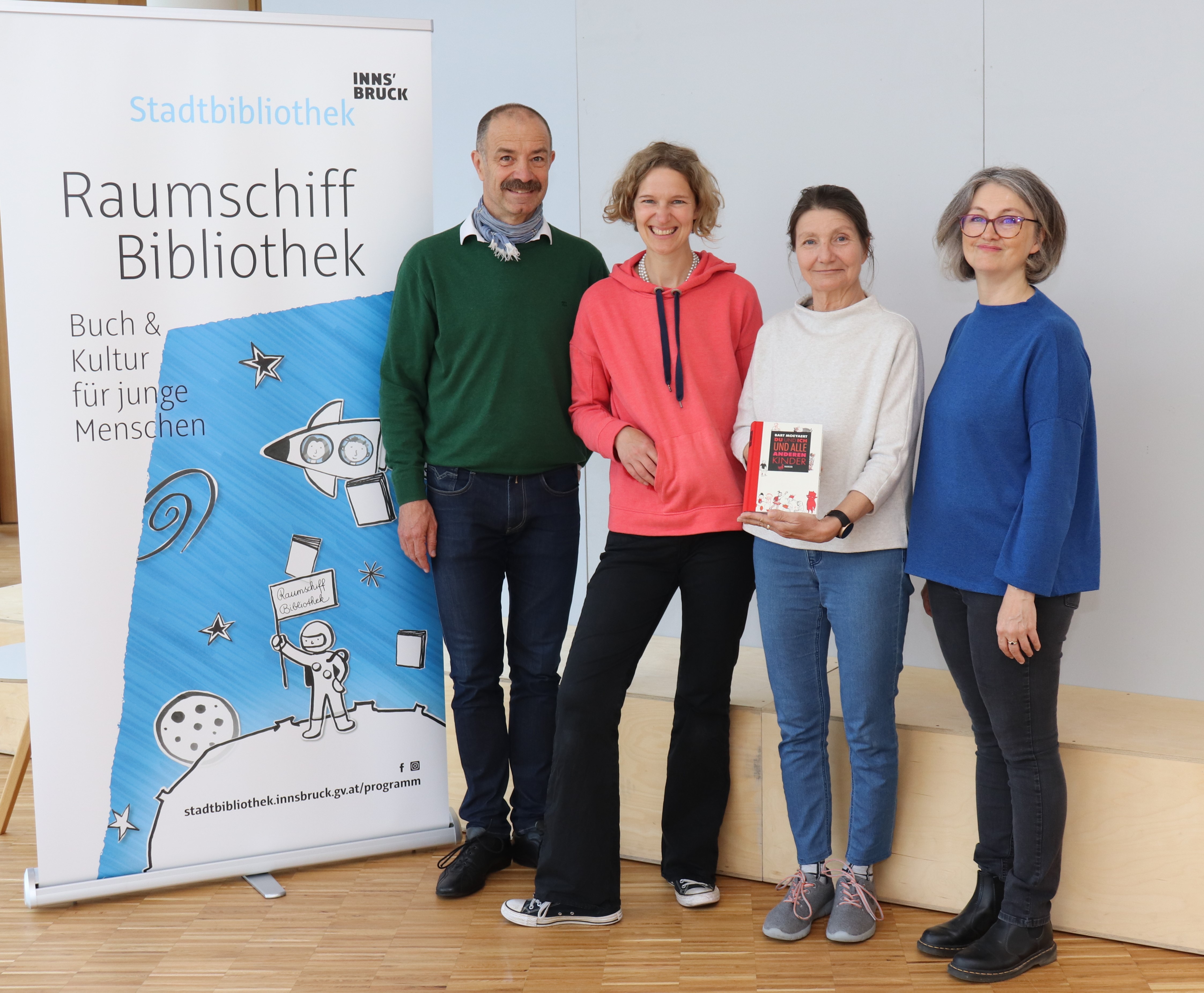 Die Reihe „Raumschiff Bibliothek“ bringt Kindern und Jugendlichen Literatur näher: „Das Buch von Niete“ wurde eigens für die Stadtbibliothek als Theaterstück inszeniert. Im Bild die SchauspielerInnen Anne Clausen (2. v.l.) und Nik Neureiter mit Stadträtin Uschi Schwarzl (2. v.r.) und Veronika Knapp (Stadtbibliothek).