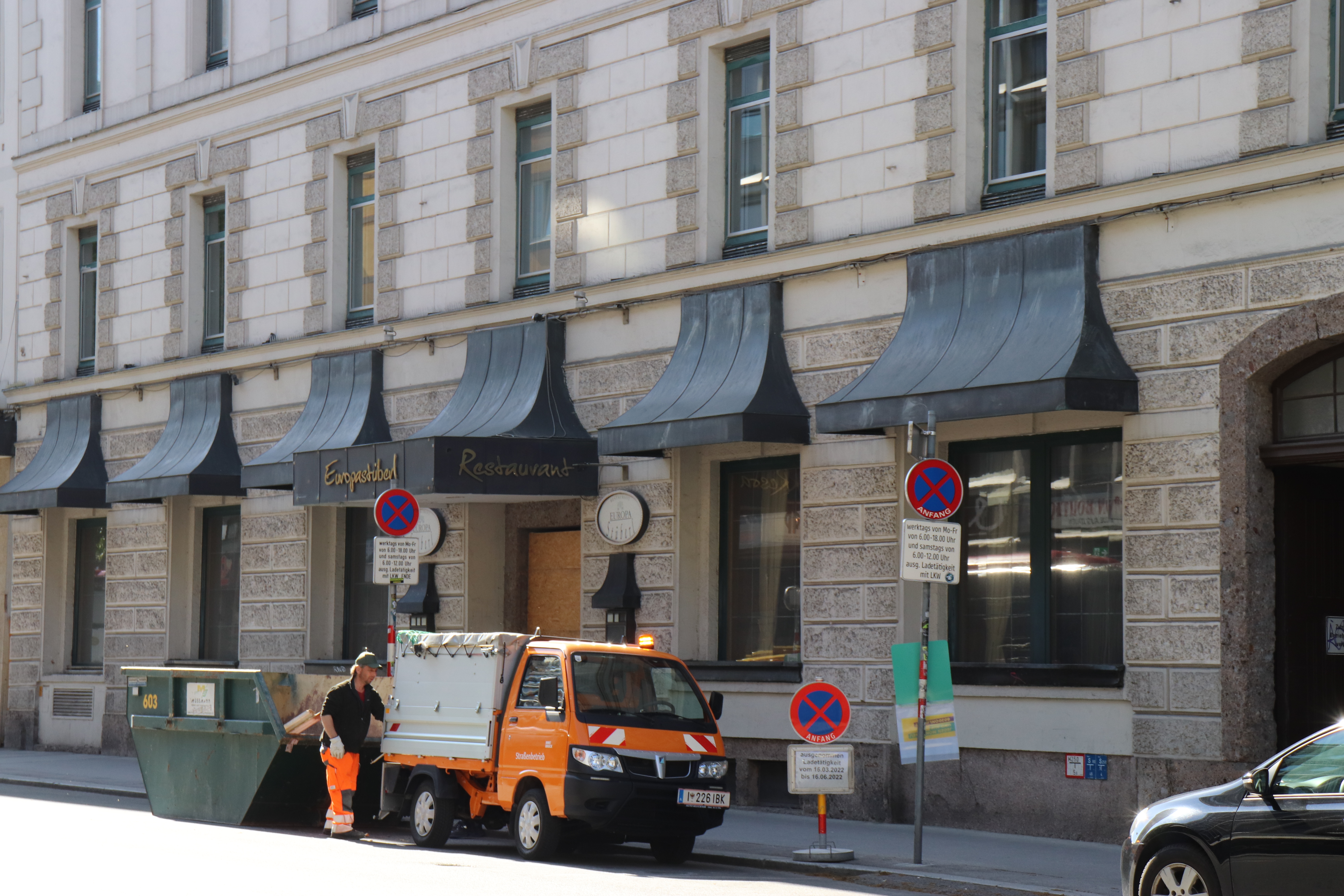 Mitarbeiter des Innsbrucker Straßenbetriebs unterstützen dabei, das Hotel Europa als Anlaufstelle umzufunktionieren.