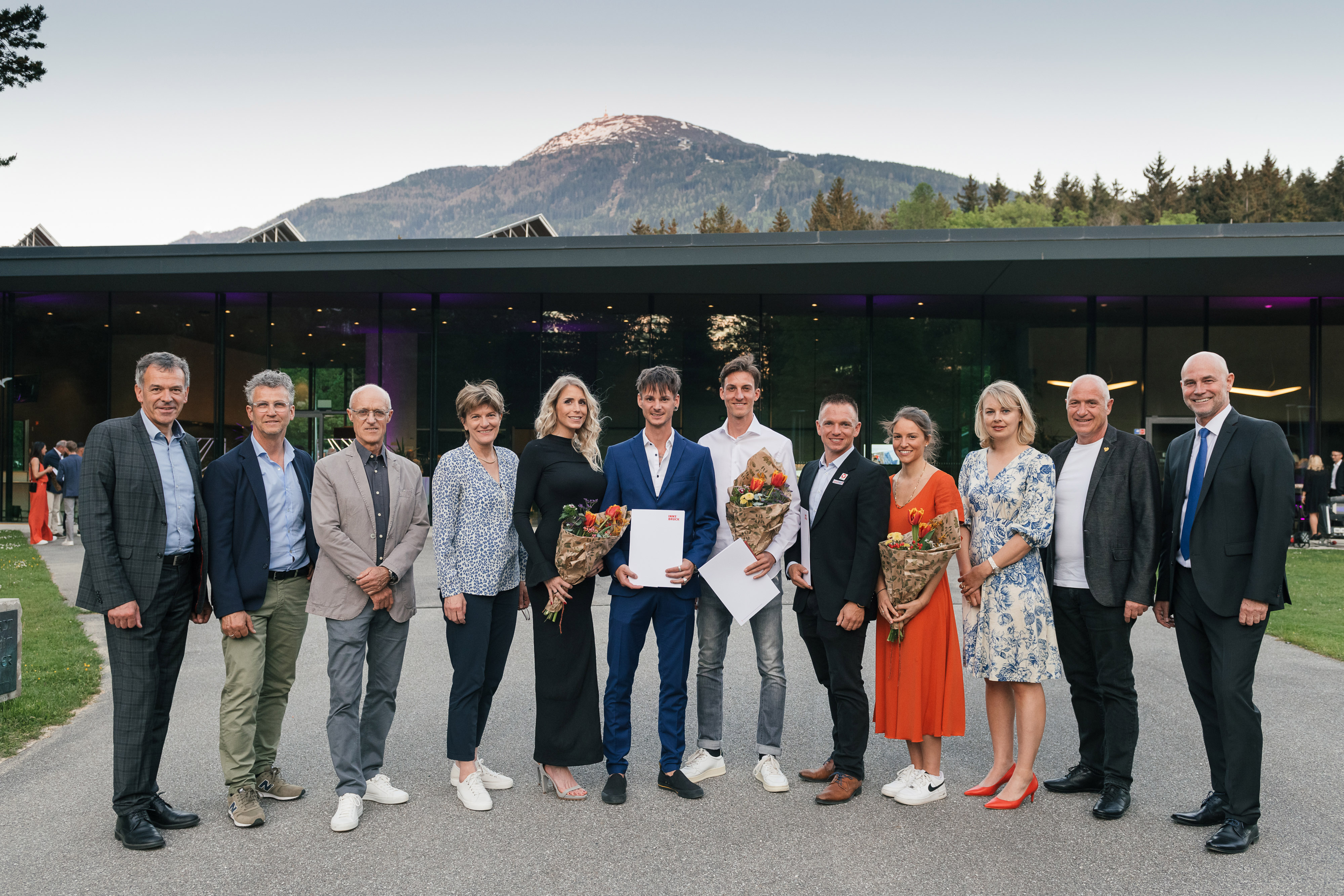 Die diesjährige SportlerInnenehrung fand in feierlichem Rahmen im Congresspark Igls statt. V.l.n.r.: Bürgermeister Georg Willi, Paul Schlierenzauer, Toni Innauer, Stadträtin Christine Oppitz-Plörer, Manuel Fettner mit Begleitung, Gregor Schlierenzauer, Wolfgang Kindl mit Begleitung, Sportstadträtin Elisabeth Mayr, Vorsitzender des Sportausschusses, Gemeinderat Kurt Wallasch, und Sportamtsleiter Romuald Niescher