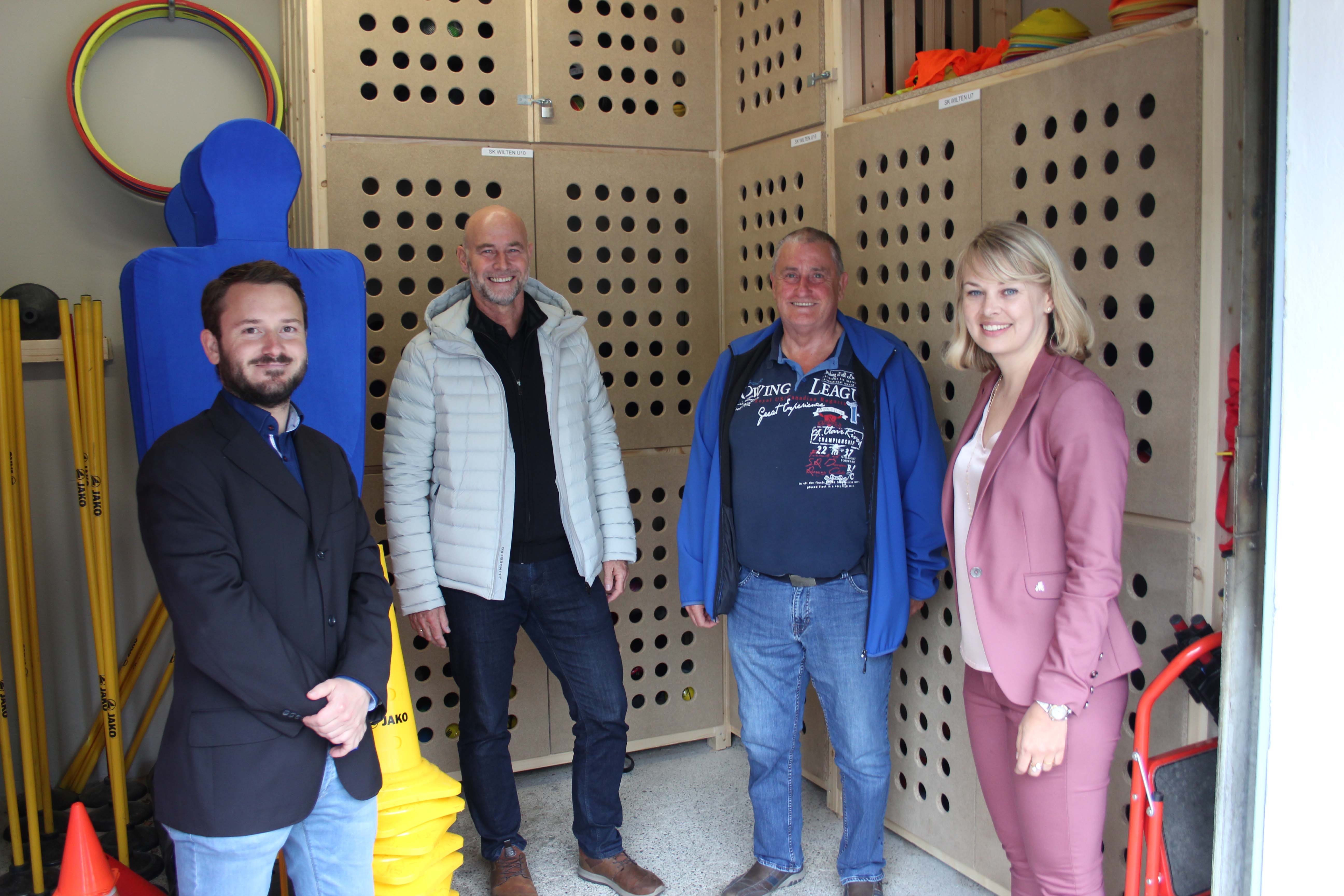 Die neuen Räume bieten auch ausreichend Platz als Lager, davon überzeugten sich (v.l.n.r.) Urban Steiner, Obmann des SK Wilten, Sportamtsleiter Romuald Niescher, Gerhard Melmer, der die Tischlerarbeiten erledigt hat und Sportstadtätin Elisabeth Mayr.