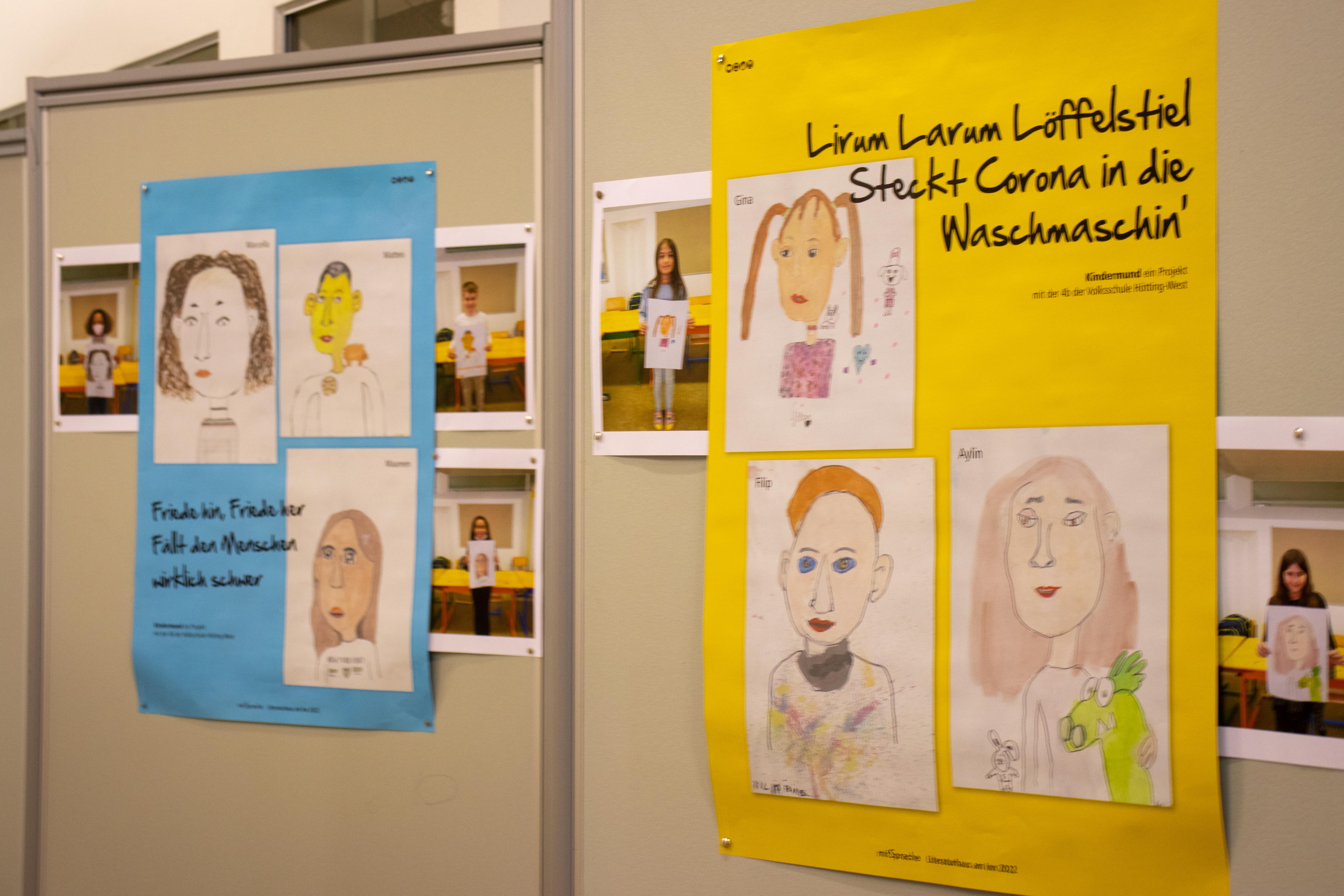 Mit Zauber- und Mutsprüchen gegen die Krisen: Die Ausstellung ist sowohl in der VS Hötting West als auch im öffentlichen Raum, in ausgewählten Buchhandlungen und in der Stadtbibliothek Innsbruck in der Amraser Straße 2 sichtbar.