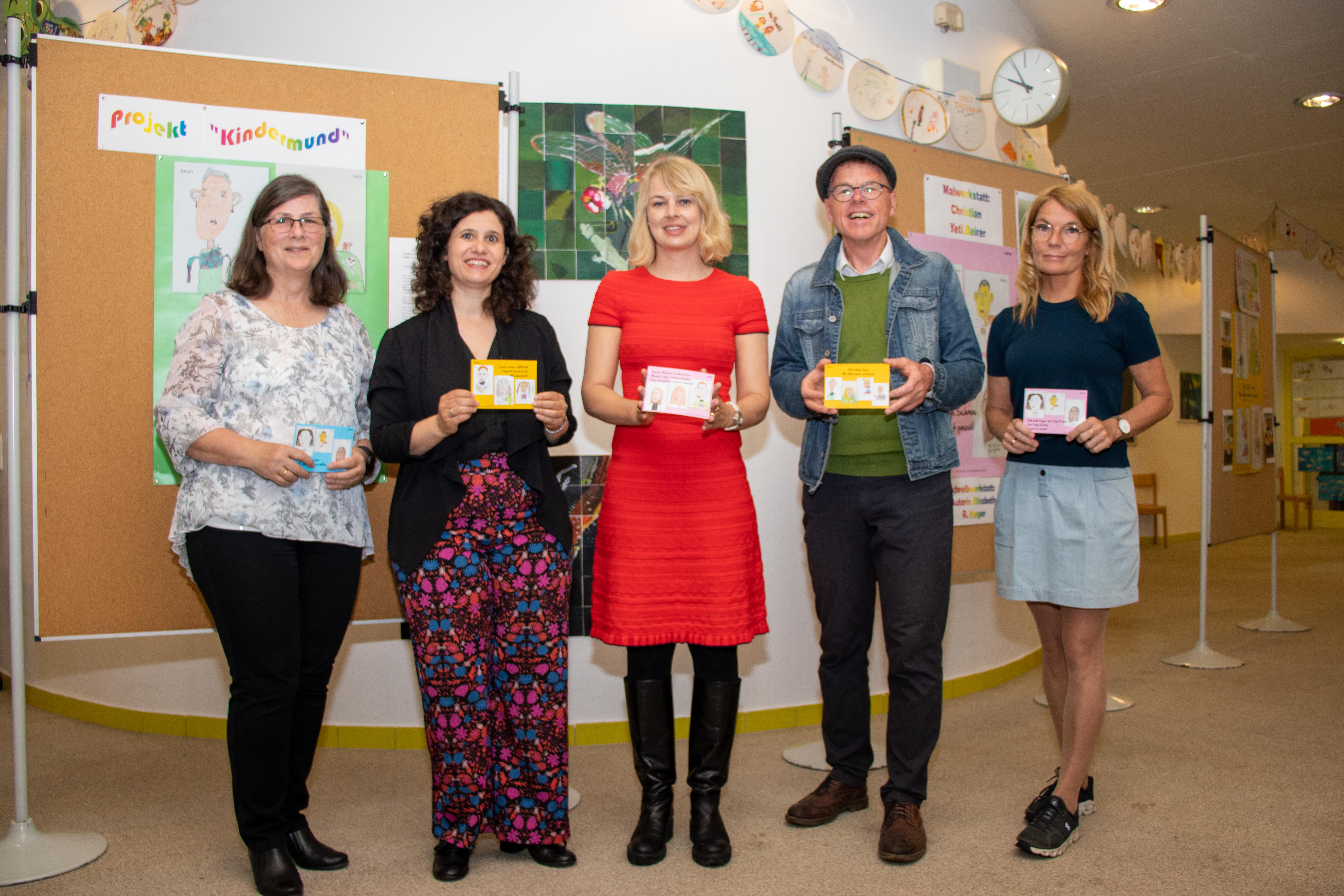 Freuen sich über das gelungene Projekt und die Ausstellung (v.l.n.r.): Direktorin Brigitte Staudt, Gabriele Wild vom Literaturhaus am Inn, Bildungsstadträtin Elisabeth Mayr, Christian Yeti Beirer von der Kunstwerkstatt sowie Klassenlehrerin und Schulleitung-Stellvertreterin Elisabeth Wilhelmy-Weiss