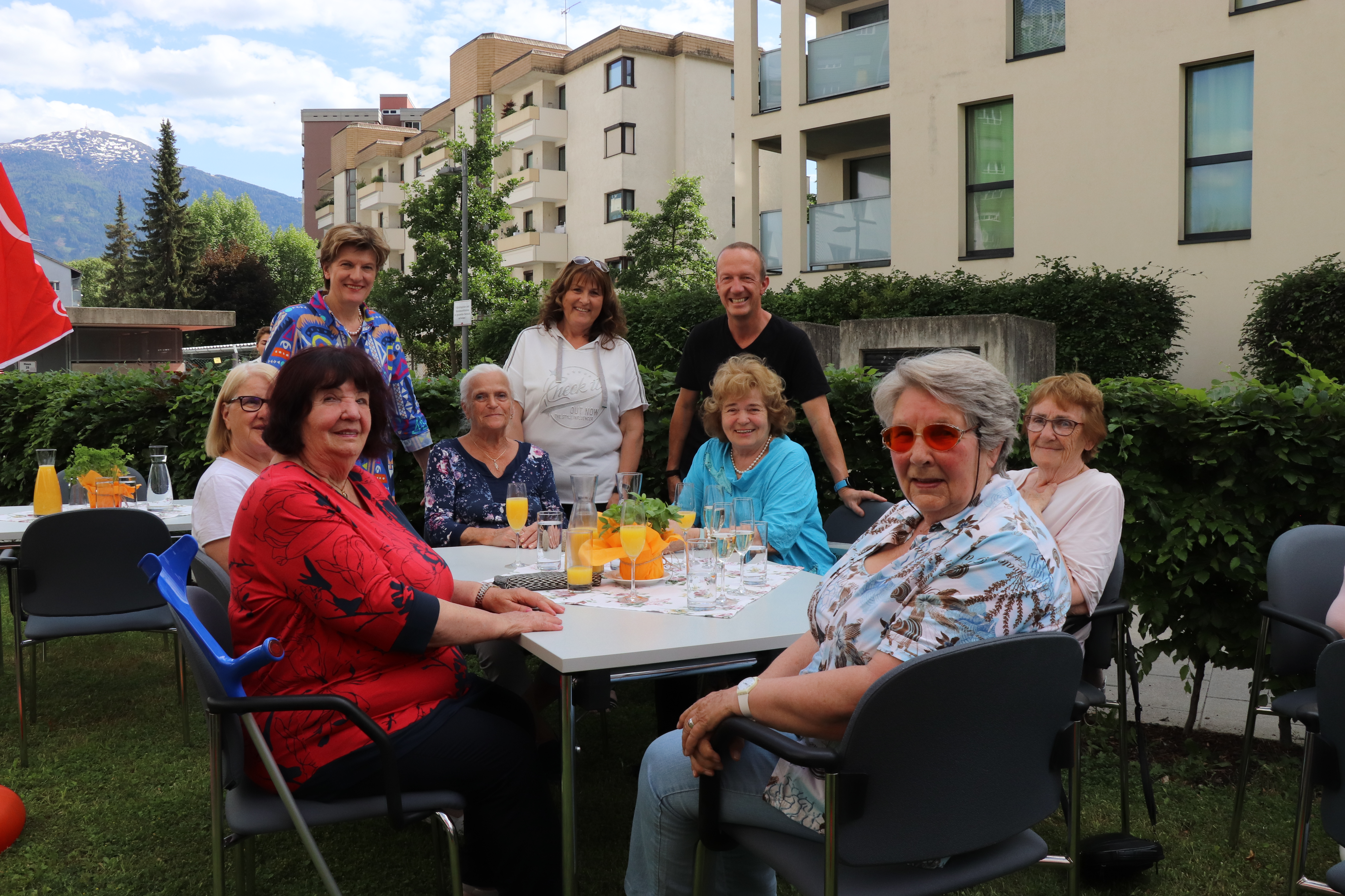 Einen feinen Grillnachmittag genießen die SeniorInnen mit Stadträtin Christine Oppitz-Plörer, Christine Kurz (Leitung Sozialservice ISD) und Stefan Hetzenauer (Leitung Seniorenwohnanlage O3).