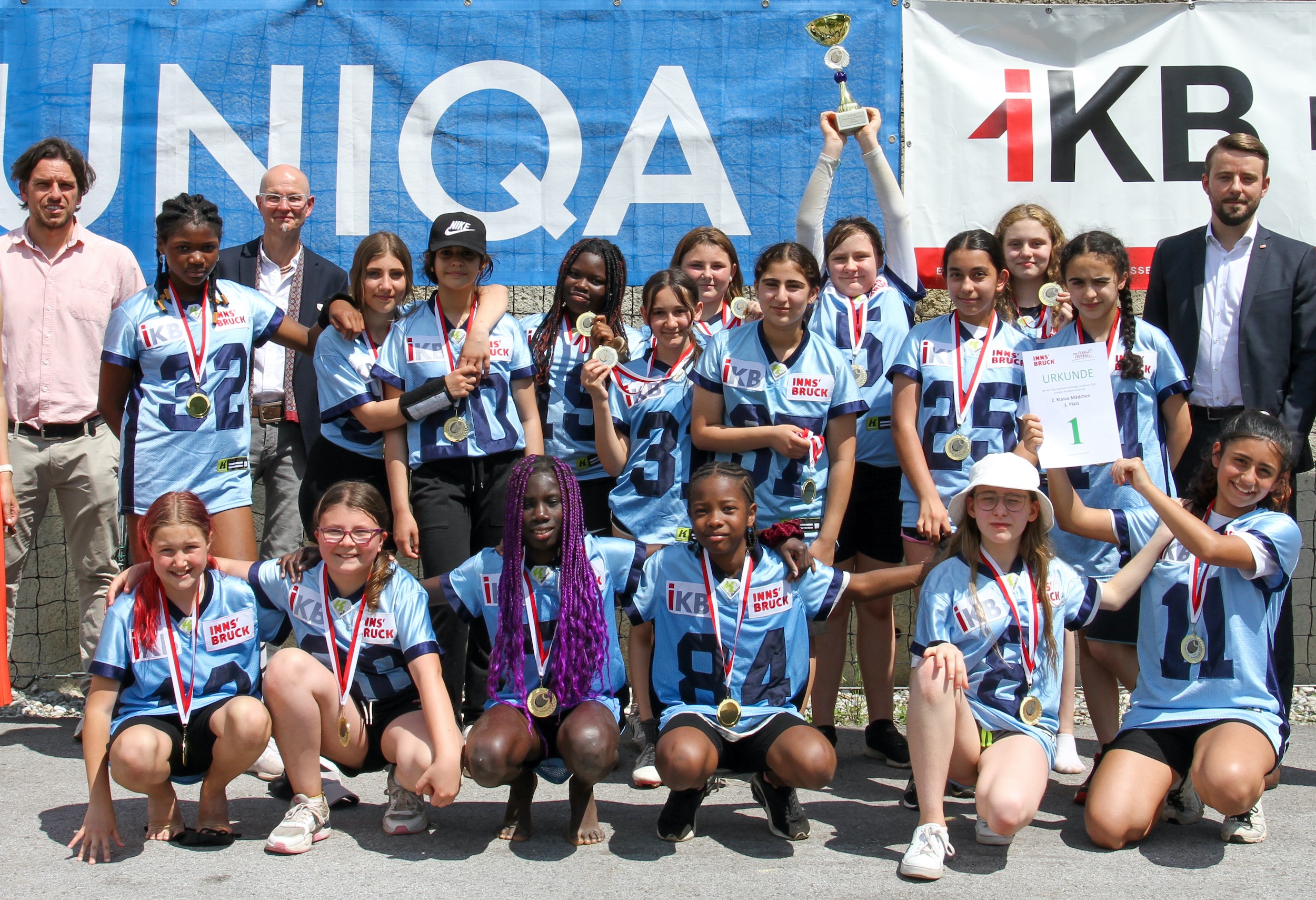 Die Siegermannschaft der MS O-Dorf mit (v. l.)  Christian Biendl (Bildungsdirektion), Amtsvorstand Werner Leithmayer, und ÖWD-Landesdirektor Bernhard Fuchs.