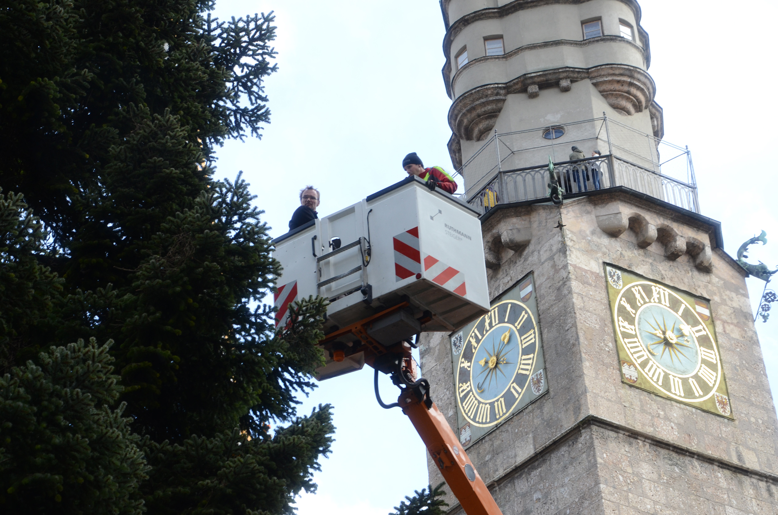 Mitarbeiter der Innsbrucker Kommunalbetriebe (IKB) vertauen gemeinsam mit den Mitarbeitern des städtischen Forstamtes die Christbaum-Tanne.