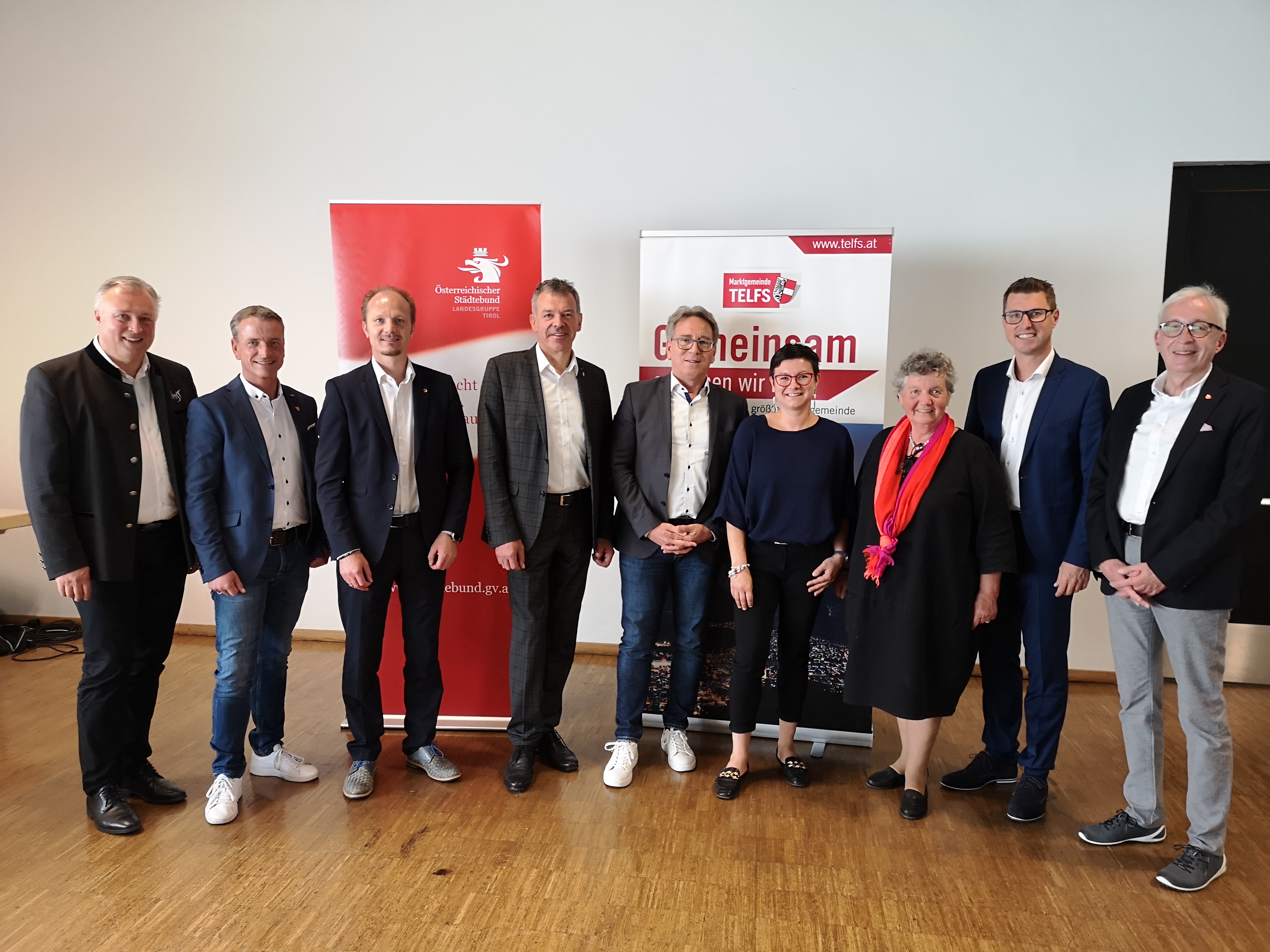 Vollversammlung der Landesgruppe Tirol des österreichischen Städtebundes in Telfs: v.l. Bürgermeister Stefan Weirather (Imst), Gemeinderat Christoph Kaufmann (Innsbruck), Vizebürgermeister Johannes Anzengruber (Innsbruck), Bürgermeister Georg Willi (Innsbruck), Bürgermeister Martin Krumschnabel (Kufstein), Vizebürgermeisterin Julia Schmid (Hall), Gemeinderätin Silvia Schaller (Telfs), Bürgermeister Christian Härting (Telfs), Bürgermeister Herbert Mayr (Landeck)