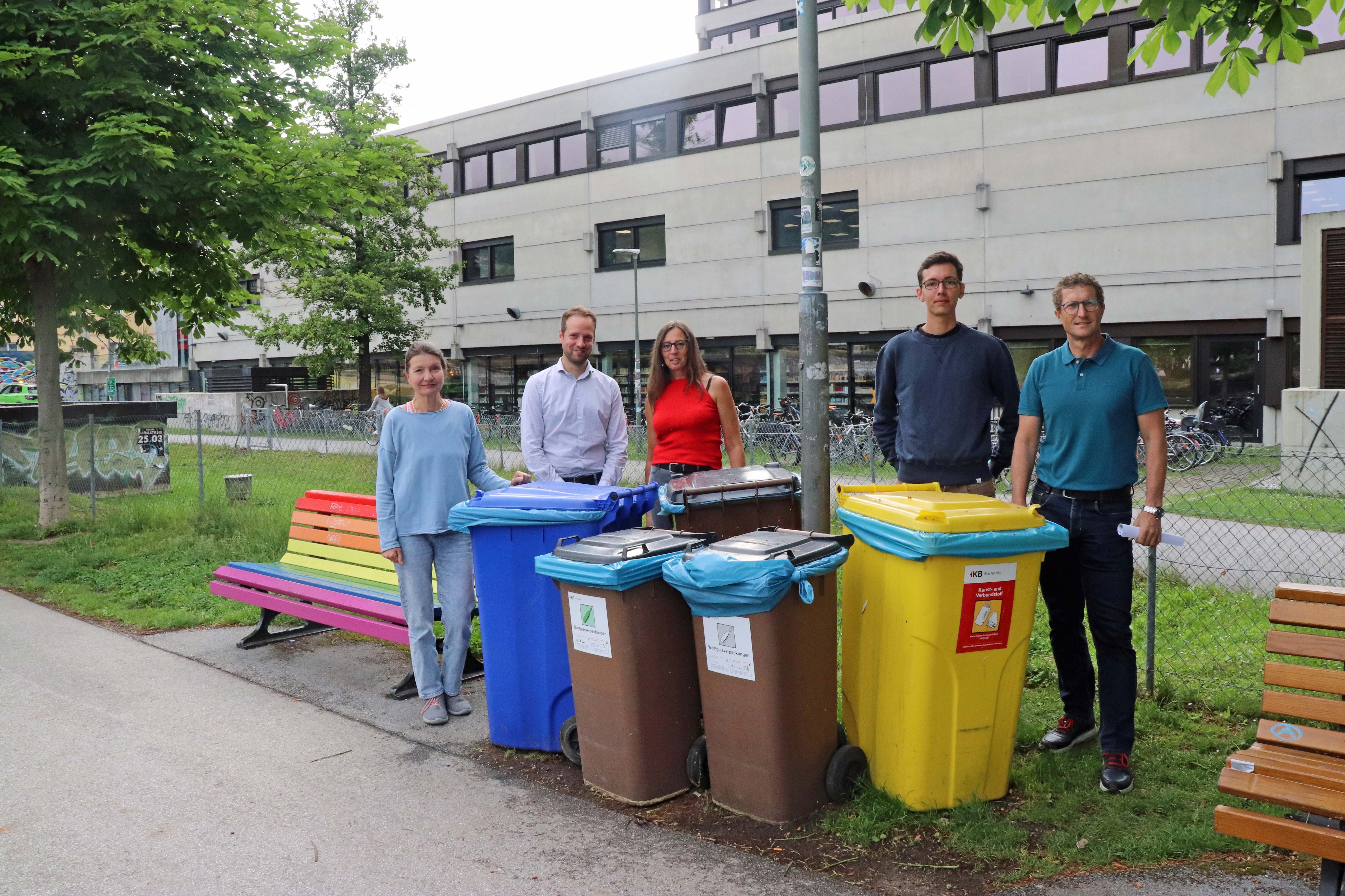Durch die Trennung der Wertstoffe werden bei der Entsorgung auch Kosten gespart: Umweltstadträtin Uschi Schwarzl, Dustin Klüger und Margit Hueber (IKB), Moritz Ammann (Mobilität und Umwelt) und Thomas Klingler (Amt Grünanlagen, v.l.) präsentierten das neue Mülltrenn-System an 17 Standorten am Innufer.