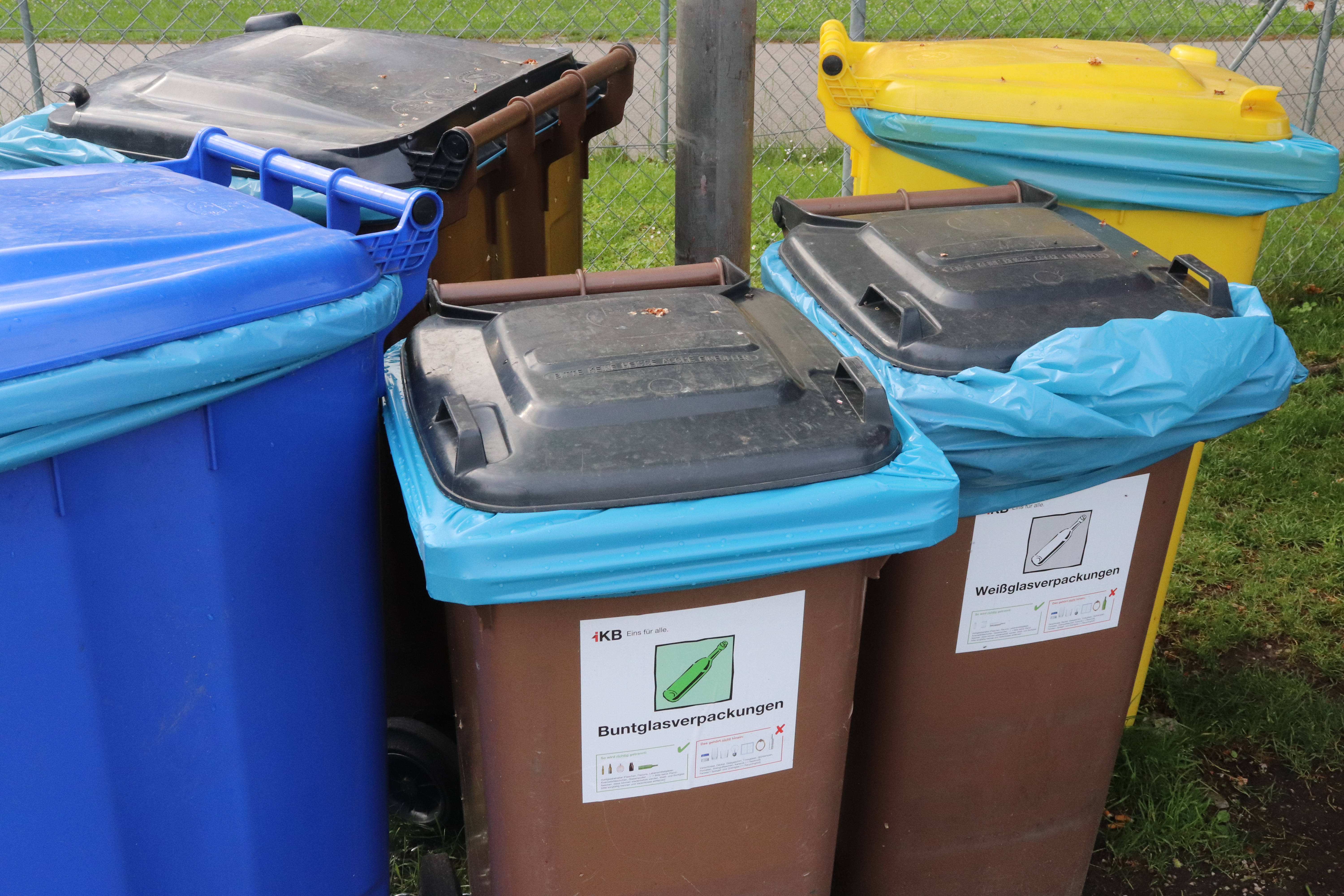 Restmüll, Metall, Leichtverpackung und Glas (weiß und bunt) werden getrennt gesammelt. Auch separate Aschenbecher sind vor Ort.