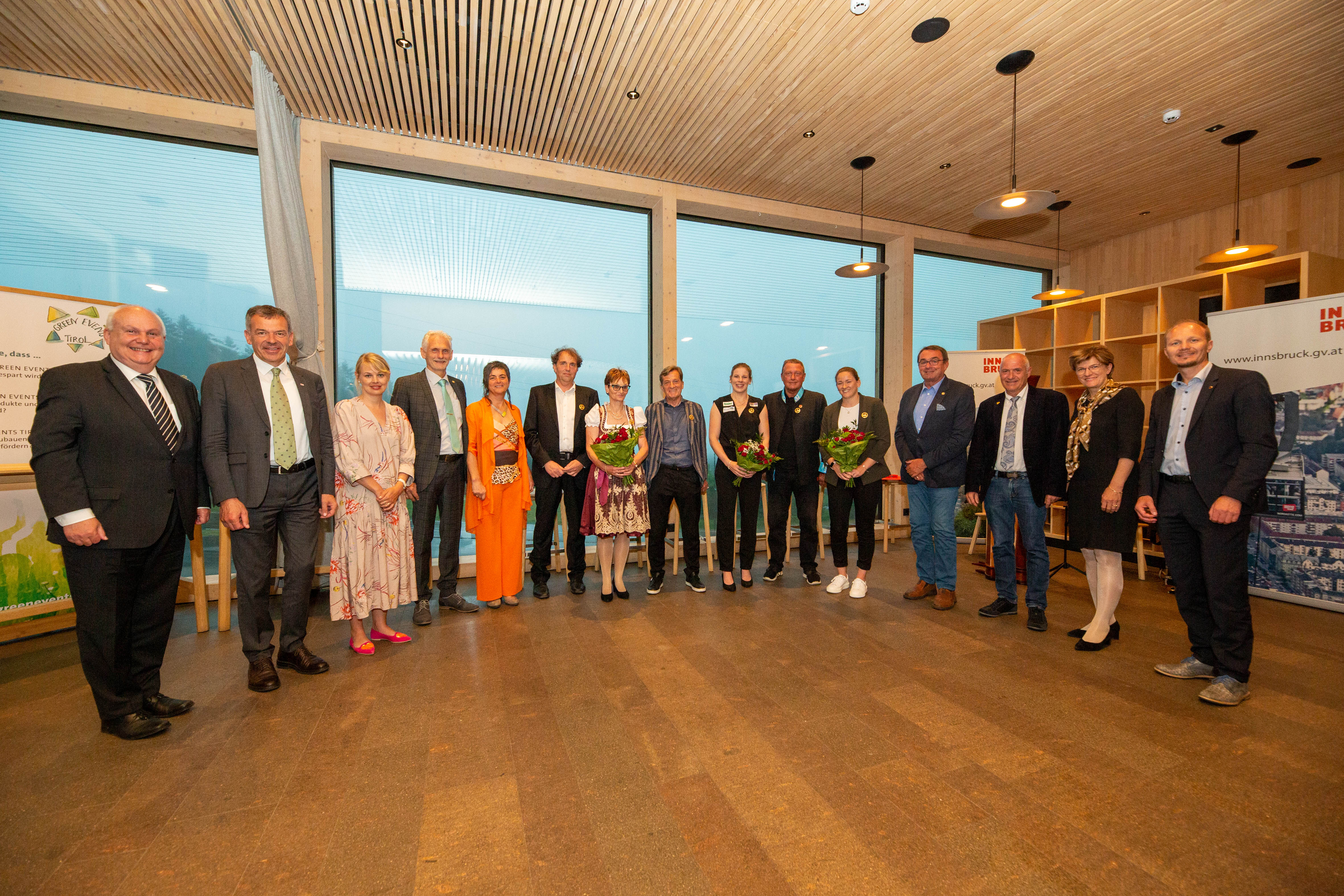 Sportehrenzeichen: (v.l.) Gemeinderat Andreas Wanker, Bürgermeister Georg Willi, Stadträtin Elisabeth Mayr, Markus Decker, Petra Decker, Dieter Hofmann, Waltraud Gschwendner, Josef Geisler, Bernadette Graf, Julius Skamen, Kathrin Unterwurzacher,  Helmut Jambor, Gemeinderat Kurt Wallasch, Stadträtin Christine Oppitz-Plörer, Vizebürgermeister Johannes Anzengruber.