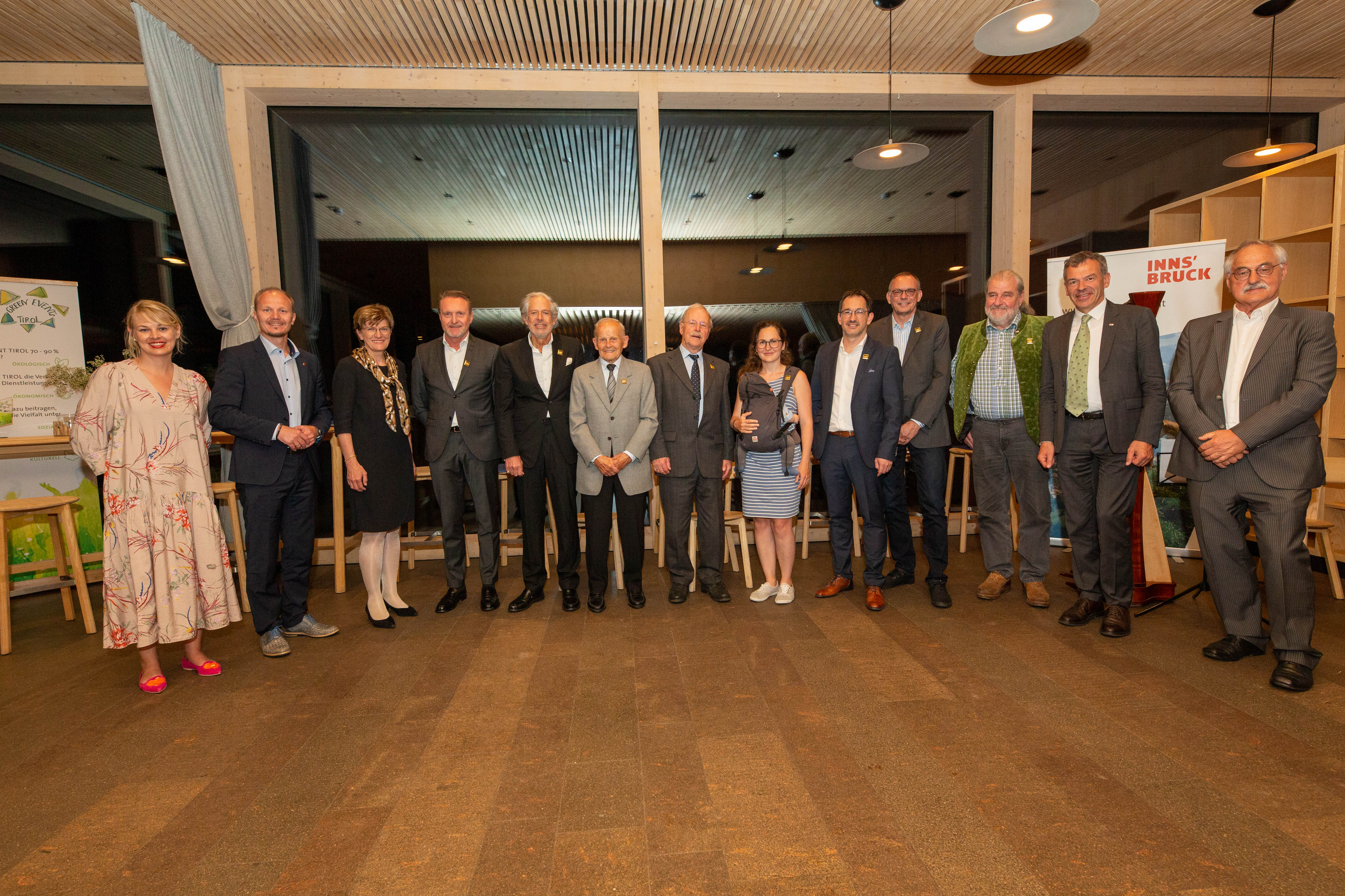 Wirtschaftsehrenzeichen: (v.l.) Stadträtin Elisabeth Mayr, Vizebürgermeister Johannes Anzengruber, Stadträtin Christine Oppitz-Plörer, Thomas Schroll, Jürgen Bodenseer, Viktor Peintner, Franz Jirka sen., Michaela Wohlfahrt (mit Sohn Oskar), Markus Renk, Markus Hatzer, Franz Litterbach, Bürgermeister Georg Willi, Gemeinderat Thomas Schultze
