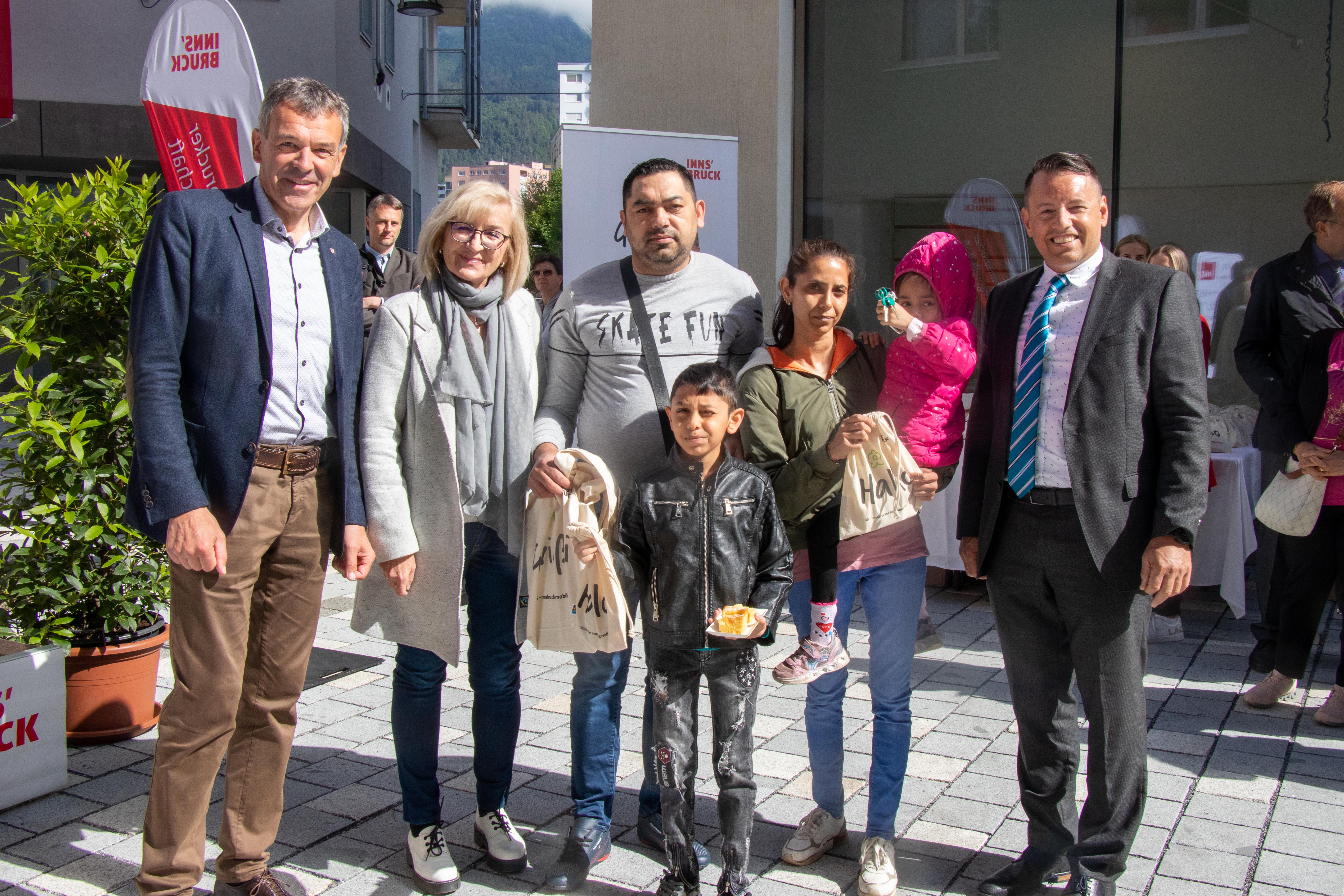 In den kommenden Wochen werden 307 Wohnungen in der Campagne Reichenau neu bezogen. Am 30. Mai erhielten die ersten BewohnerInnen ihre Schlüssel: v.l. Bürgermeister Georg Willi, Landesrätin Beate Palfrader und IIG-Geschäftsführer Franz Danler (ganz rechts) freuen sich mit den neuen MieterInnen.