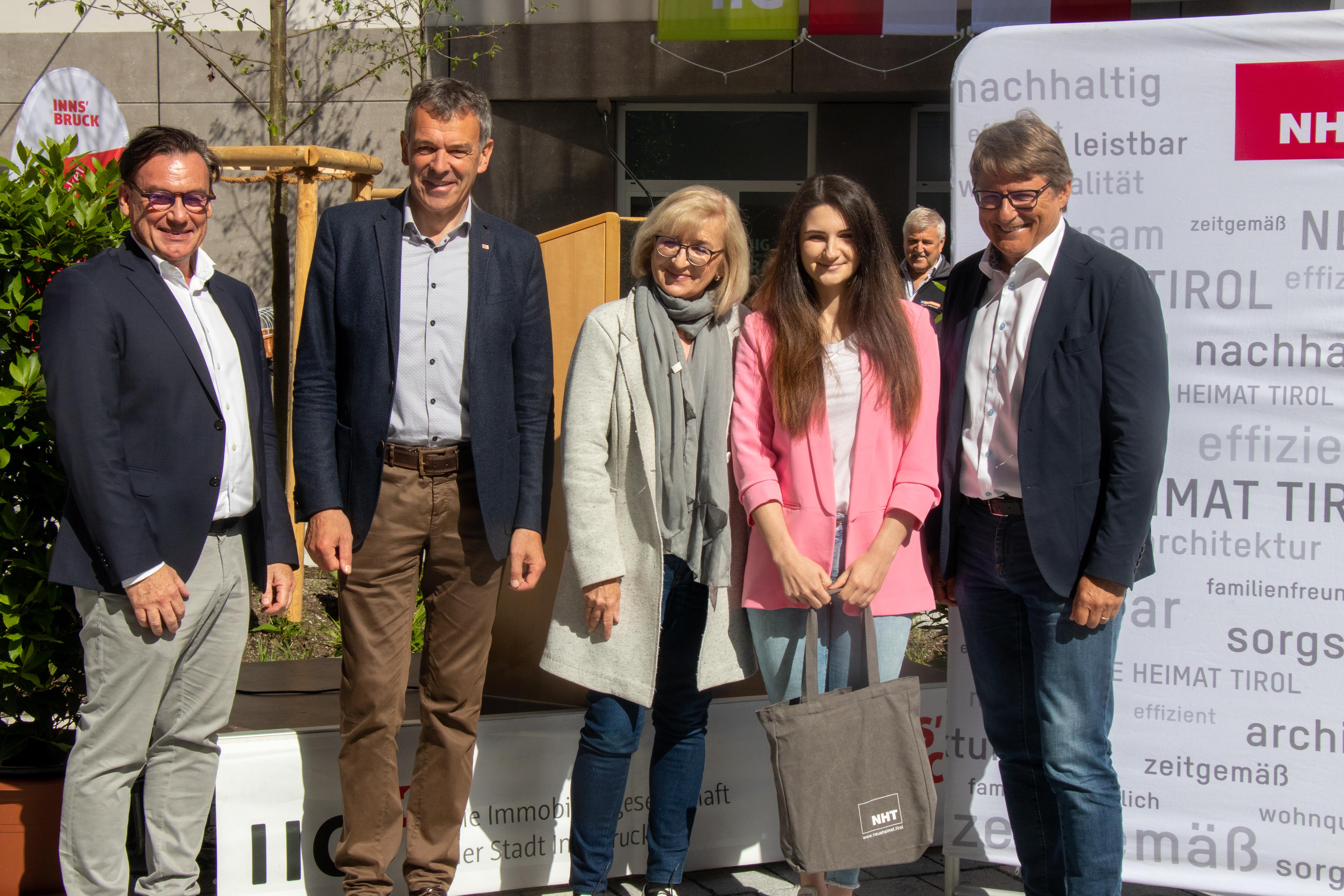 Im Baufeld 1 in der Campagne sind insgesamt 307 Wohnungen von IIG und NHT. 94 Wohnungen wurden am 30. Mai übergeben. V.l. NHT-Geschäftsführer Markus Pollo, Bürgermeister Georg Willi, Landesrätin Beate Palfrader und NHT Geschäftsführer Hannes Gschwentner (ganz rechts) überreichen die Schlüssel.