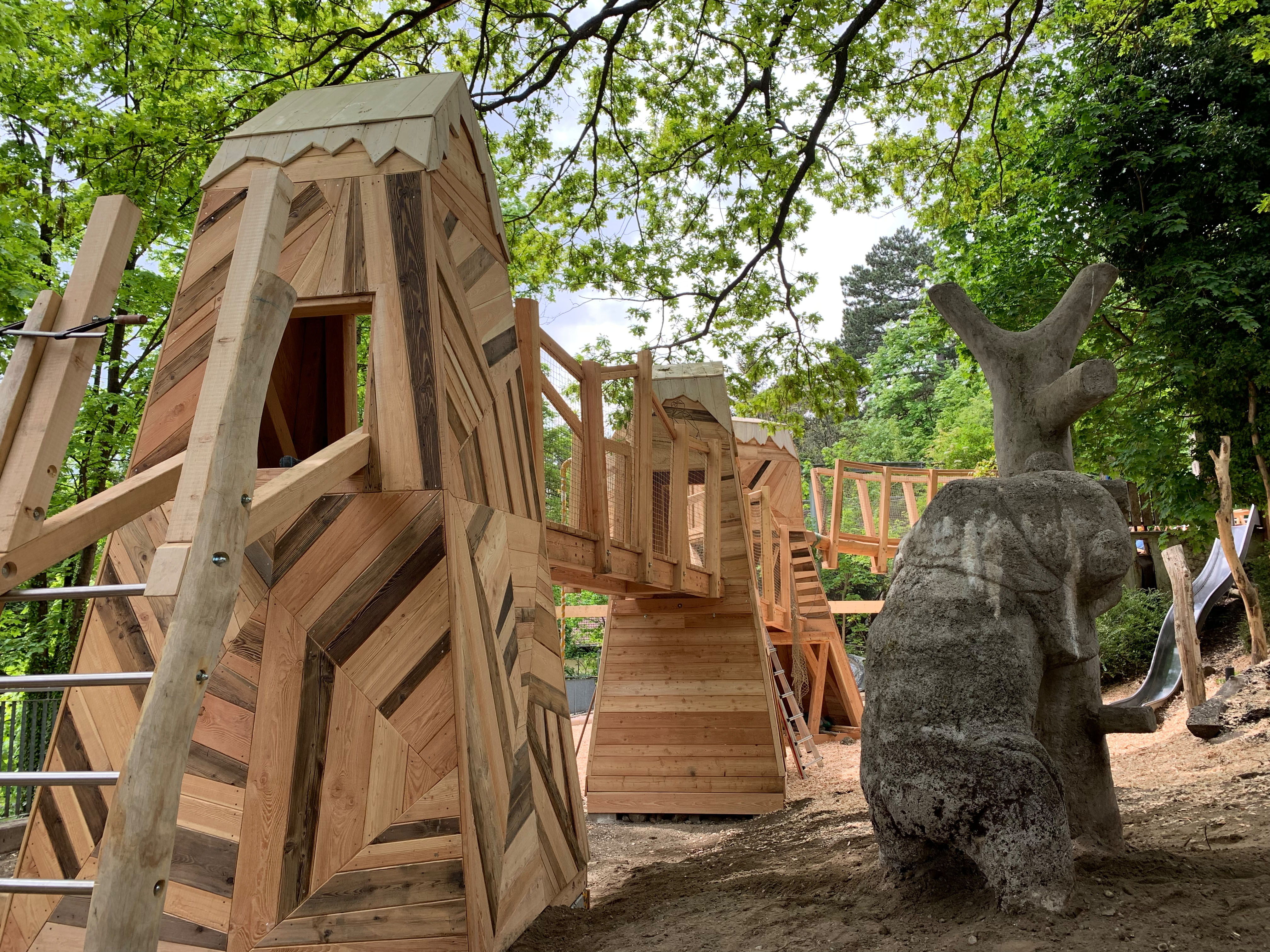 Kleine AbenteurerInnen und KönigInnen können am neueröffneten Spielplatz – im Königreich der Alpen – auf Entdeckungsreisen gehen.