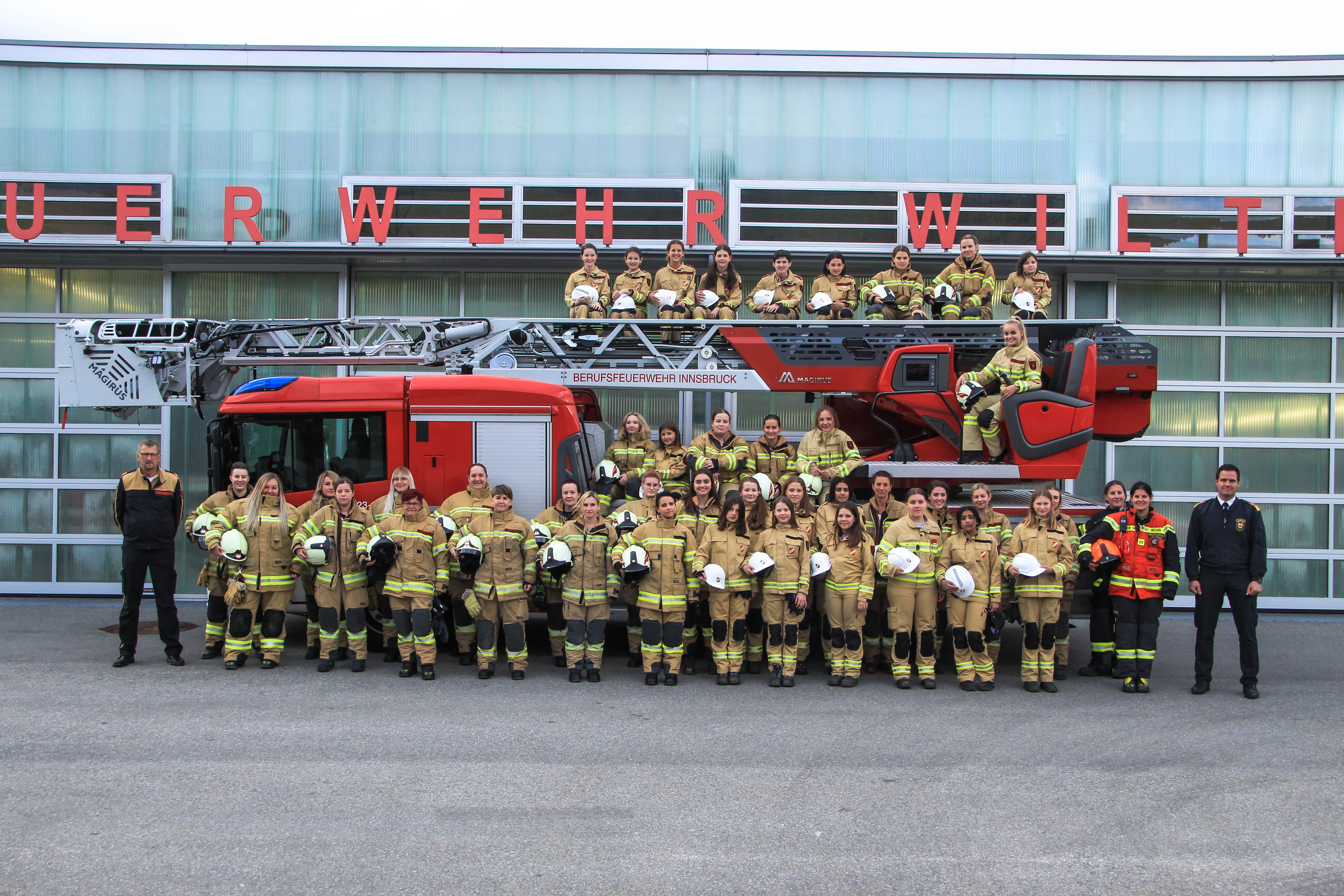 Ein Großteil der Frauen und Mädchen der Feuerwehr Innsbruck mit Bezirksfeuerwehrkommandant Albert Pfeifhofer und Branddirektor Mag. (FH) Helmut Hager. Das Foto wurde Mitte Mai 2022 vor der Wache Wilten aufgenommen.