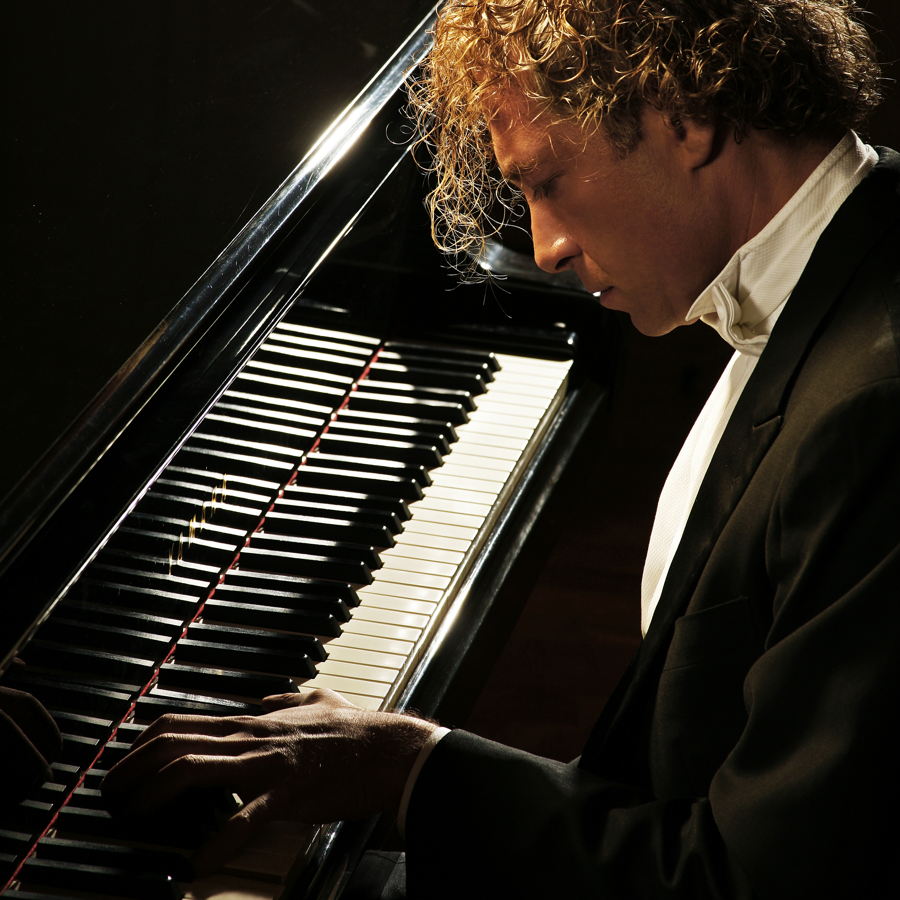 Der italienische Starpianist Paolo Restani interpretiert Liszt, Chopin und Debussy.