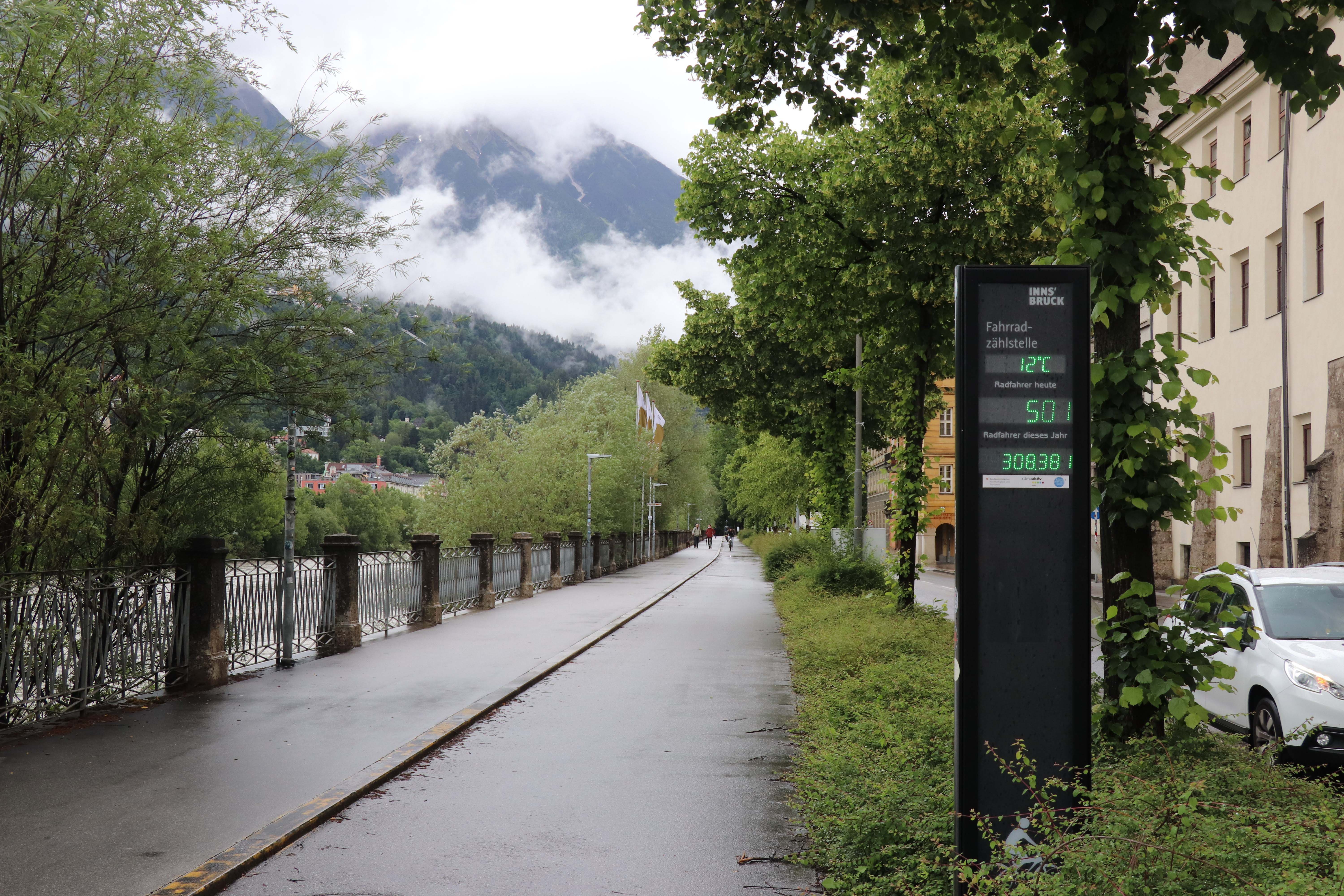 Die Radzählstelle bei der Ottoburg an einem Regentag: Von Jänner bis Mai verzeichnete Innsbruck eine über 20-prozentige Steigerung an RadfahrerInnen im Vergleich zum Vorjahr.