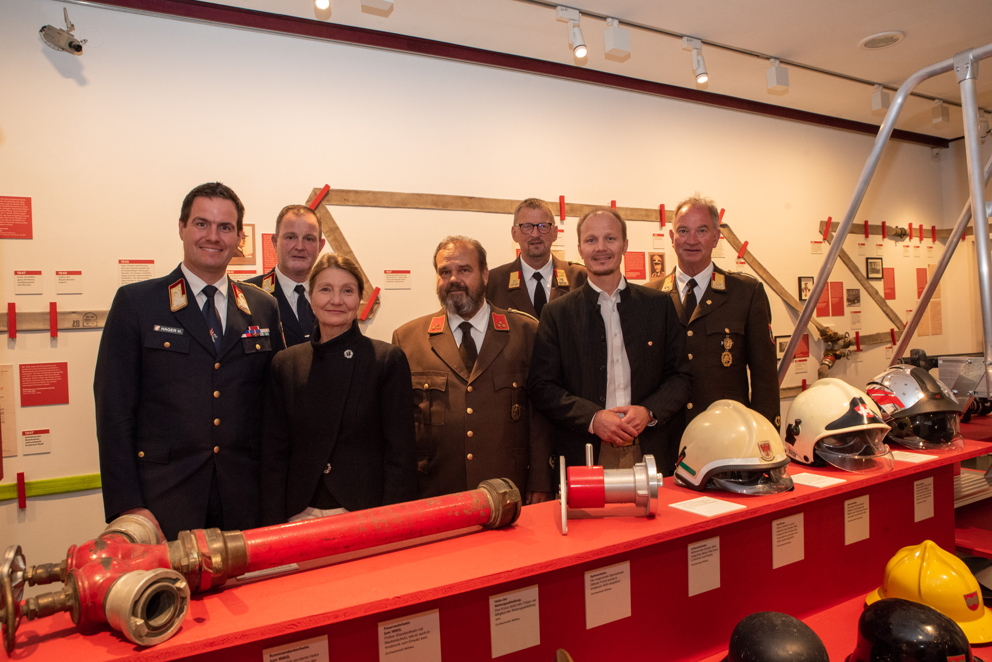 Die Ausstellung „Mit vollem Einsatz“ ist eröffnet (von links): Branddirektor Helmut Hager, Branddirektor-Stv. Hans Zimmermann, Stadträtin Uschi Schwarzl, HBI Manfred Liebentritt (Leiter Feuerwehrgeschichte beim LFV Tirol), Bezirksfeuerwehrkommandant Albert Pfeifhofer, Vizebürgermeister Johannes Anzengruber und Landesbranddirektor Peter Hölzl.