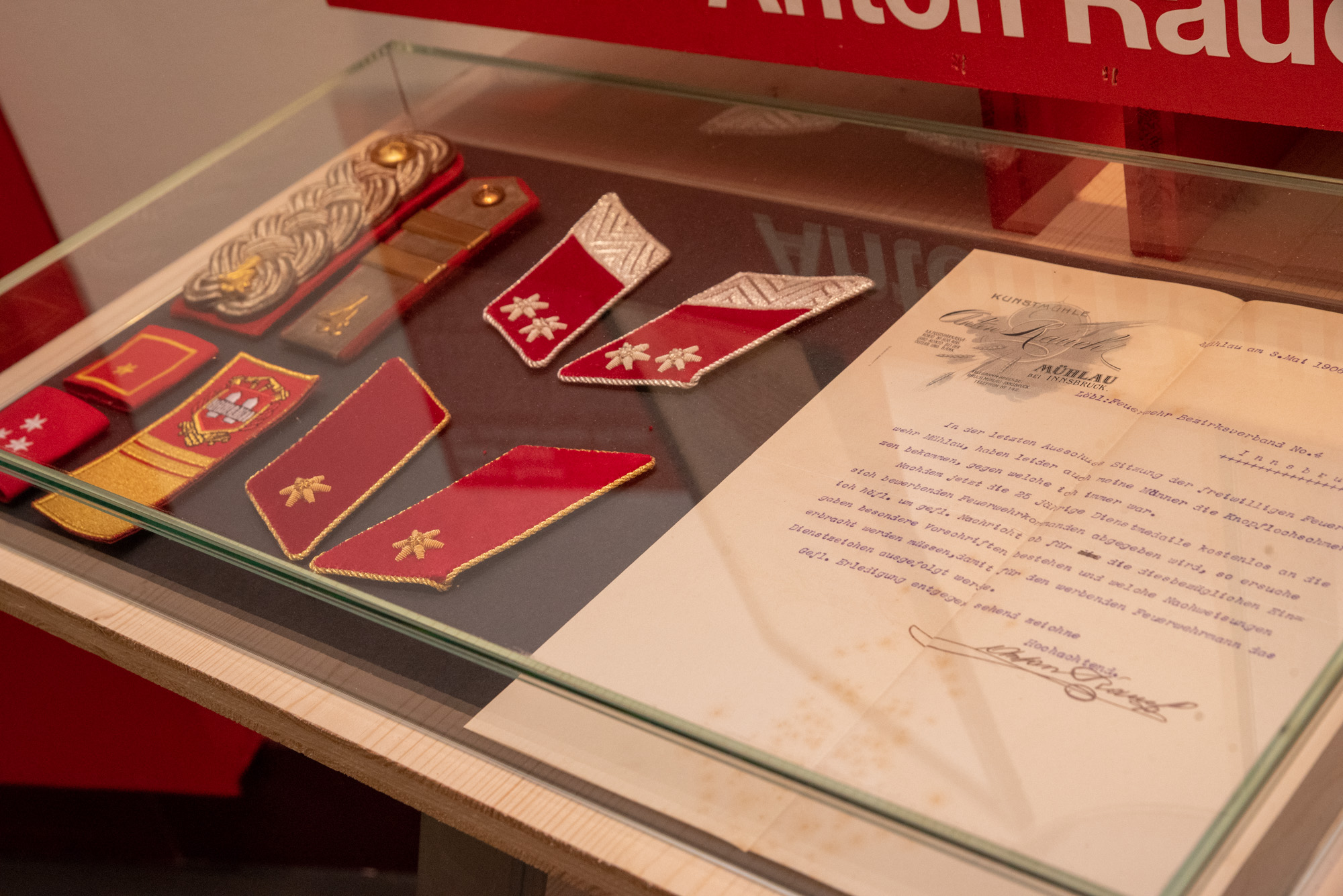 Die Ausstellung „Mit vollem Einsatz“ bietet bis 26. Oktober einen Streifzug durch 165 Jahre Innsbrucker Feuerwehrgeschichte.