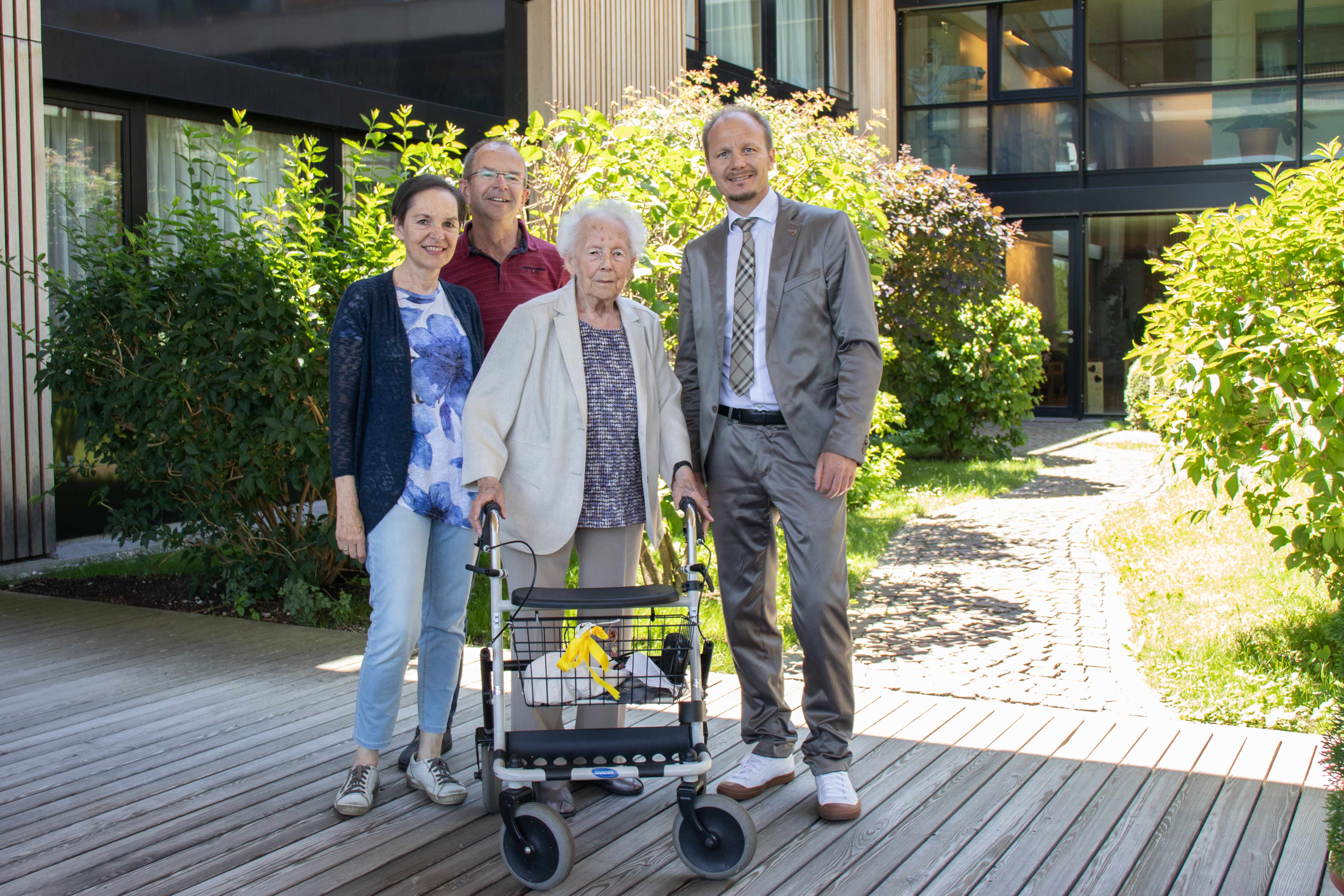 Pauline Zettinig zeigt Vizebürgermeister Johannes Anzengruber den Garten des WH Tivoli. Auch Tochter Elisabeth mit Ehemann Christian Salchner gratulieren zum 100. Geburtstag.