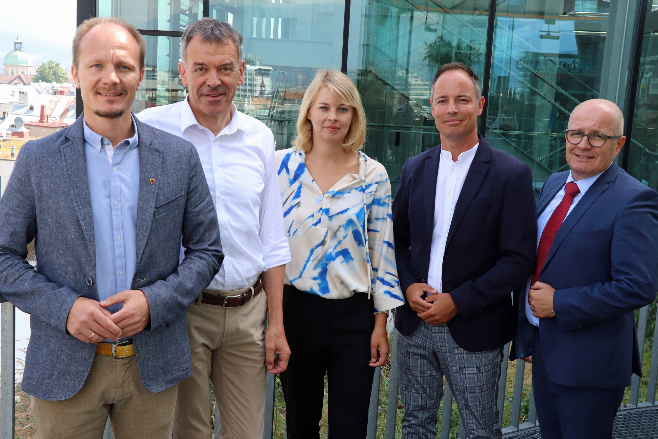 Gemeinsames Vorgehen beim Thema Teuerung: v.l. Vizebürgermeister Johannes Anzengruber, Bürgermeister Georg Willi, Stadträtin Elisabeth Mayr, Vizebürgermeister Markus Lassenberger, Gemeinderat Markus Stoll.
