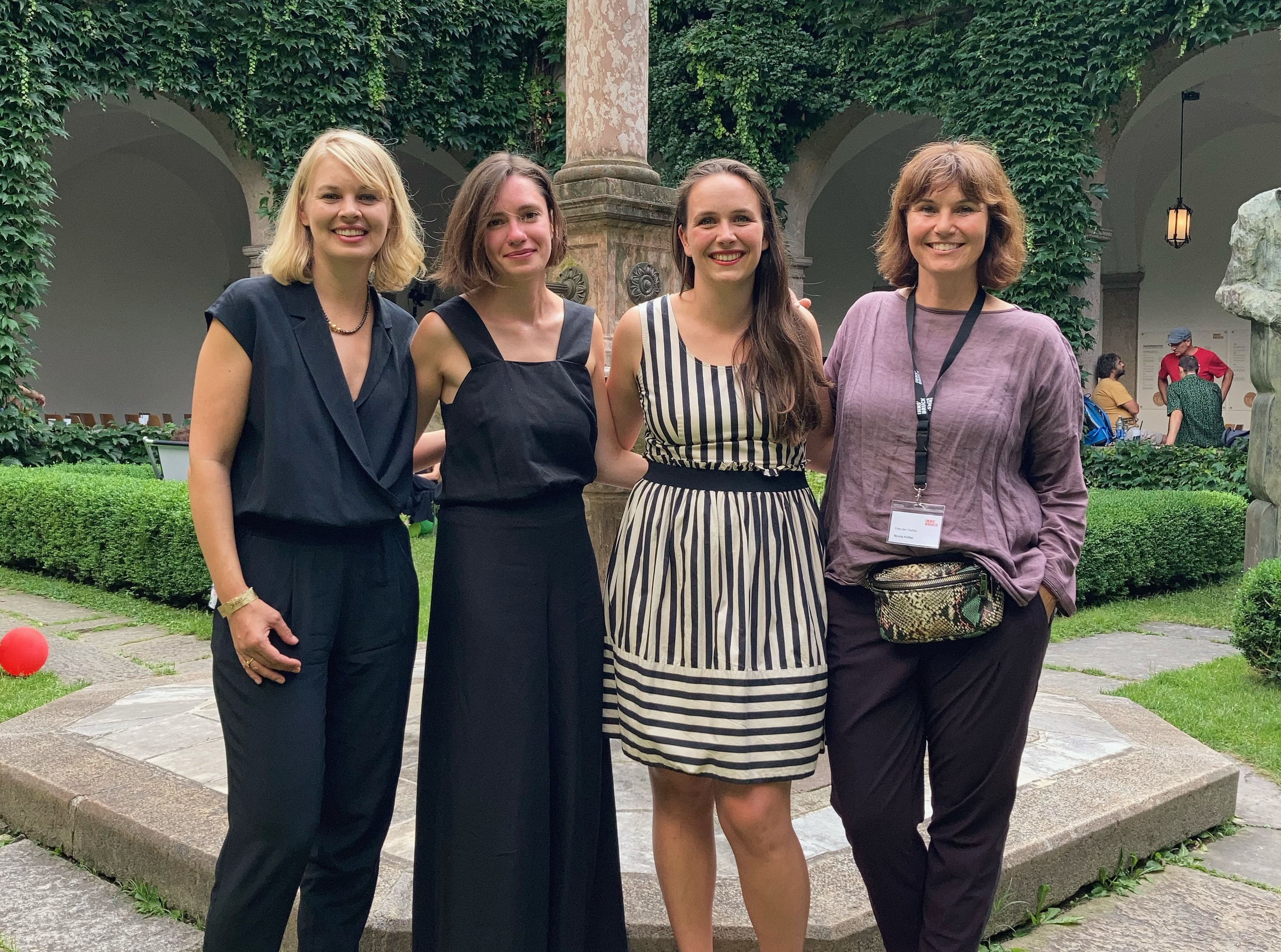 Der Dokumentarfotopreis „Korridor“ wurde erstmalig verliehen: Die Künstlerin Alisa Martynova (2. v.l.) mit (v.l.) Stadträtin Elisabeth Mayr, Rebecca Sandbichler (Chefredakteurin der Tiroler Straßenzeitung 20er) und Nicola Köfler (Stadtplanung, Stadtentwicklung und Integration) im Innenhof des Volkskunstmuseums.