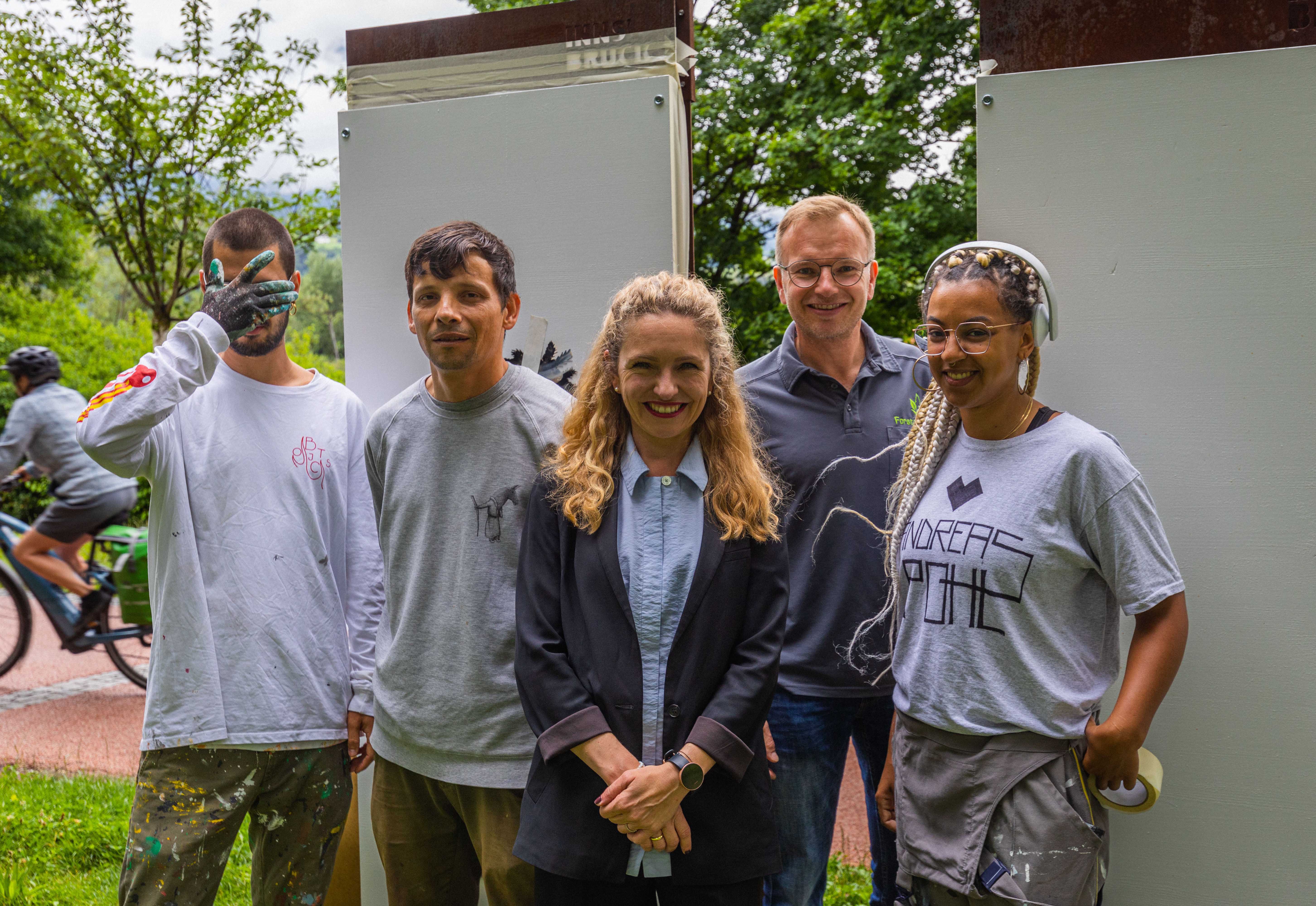 Junge Kunst im öffentlichen Raum: Die beteiligten Street Art-KünstlerInnen mit Isabelle Brandauer (Leiterin Kulturamt, Mitte) und Albuin Neuner (Koordinator “Plan i”, 2. v.r.).