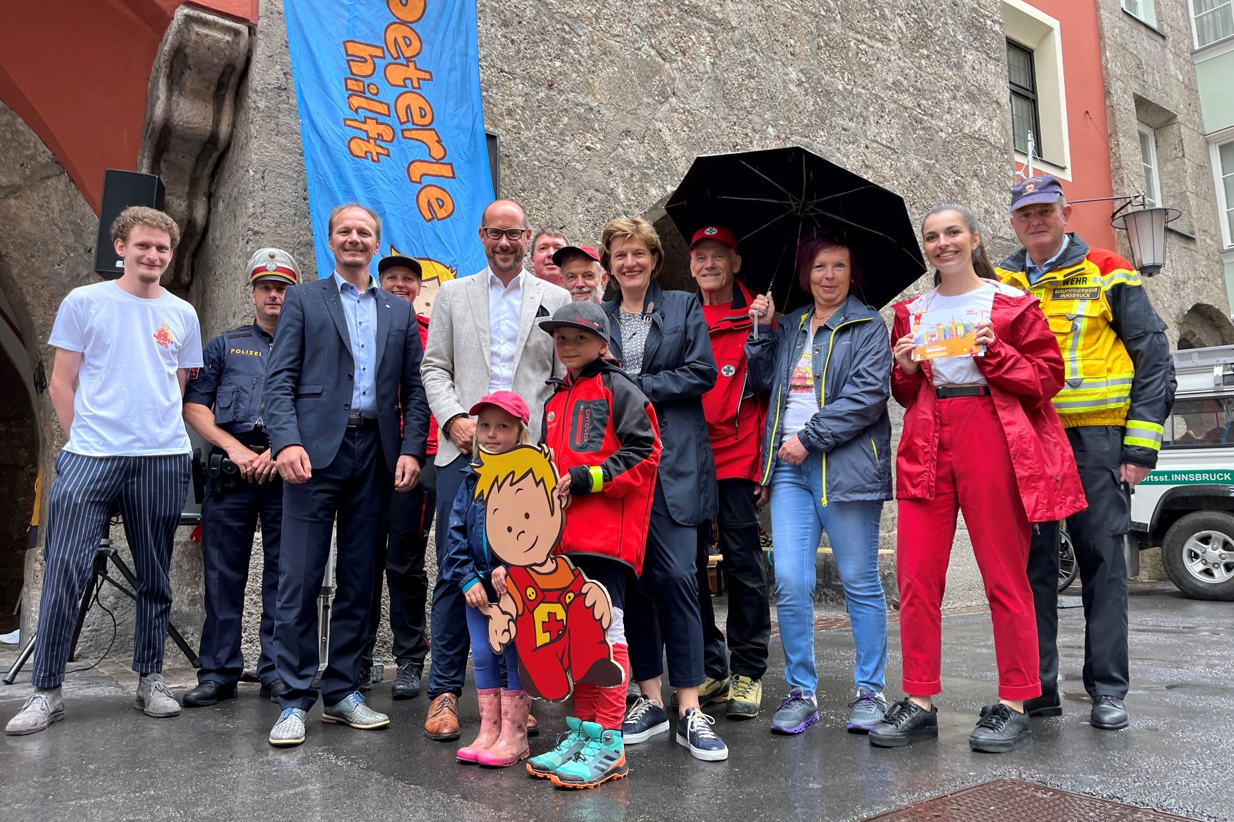 Freuten sich mit Peterle, Theresa und Katharina (Bildmitte) über das Peterle-hilft-Fest: Familienstadträtin Christine Oppitz-Plörer (5.v.r), Vizebürgermeister Johannes Anzengruber (3.v.l.), Referatsleiterin Uschi Klee (3.v.r), Innsbruck Tourismus-Vorstand Mario Gerber (5.v.l.) sowie VertreterInnen der anwesenden Hilfs- und Rettungsorganisationen.