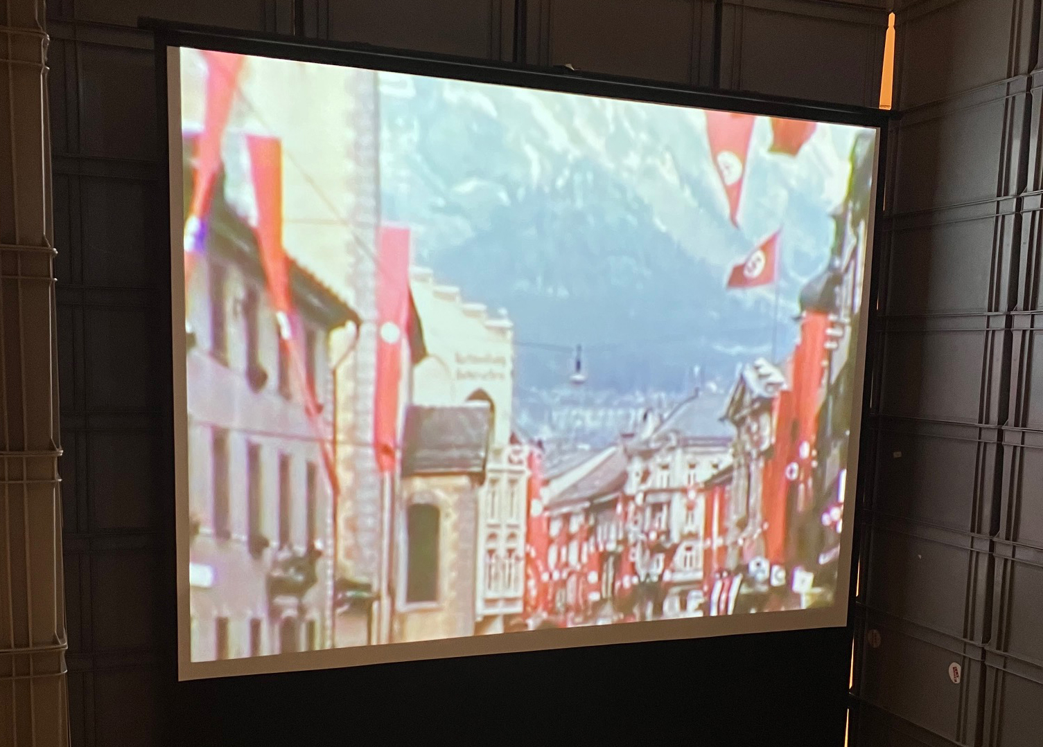 Die Ausstellung des Stadtarchiv/Stadtmuseums Innsbruck „Gebt dem Führer Euer Ja! Neues zu den Volksabstimmungen 1938“ gibt Einblicke in die Monate März und April des Jahres 1938. Zu sehen ist unter anderem ein Amateurvideo, das den Besuch Hitlers in der Innsbrucker Innenstadt am 5. April 1938 zeigt.