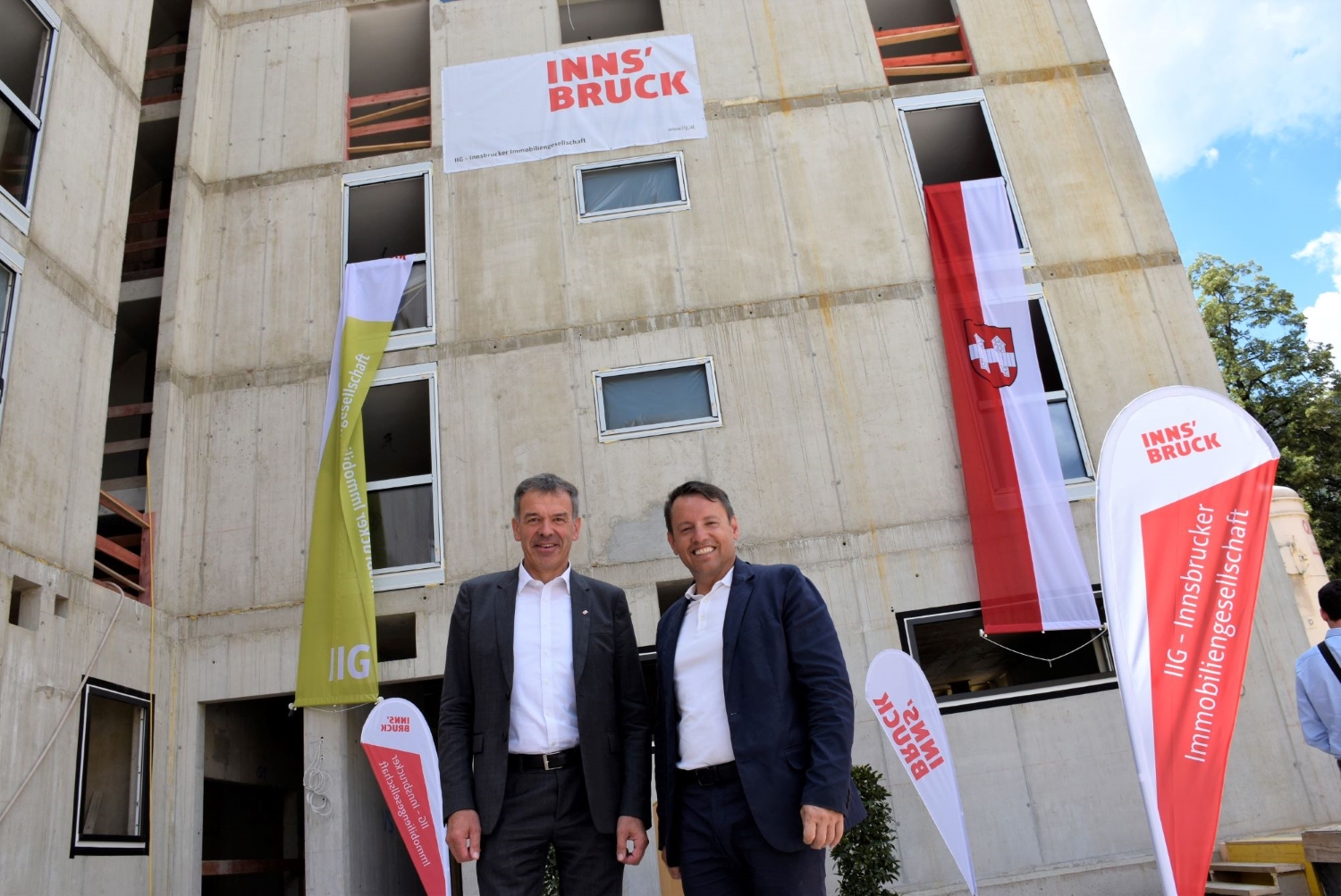 Bürgermmeister Georg Willi und Franz Danler (Geschäftsführer Innsbrucker Immobiliengesellschaft; rechts) freuen sich über die gelungene Firstfeier der Baustufe zwei am Eichhof.