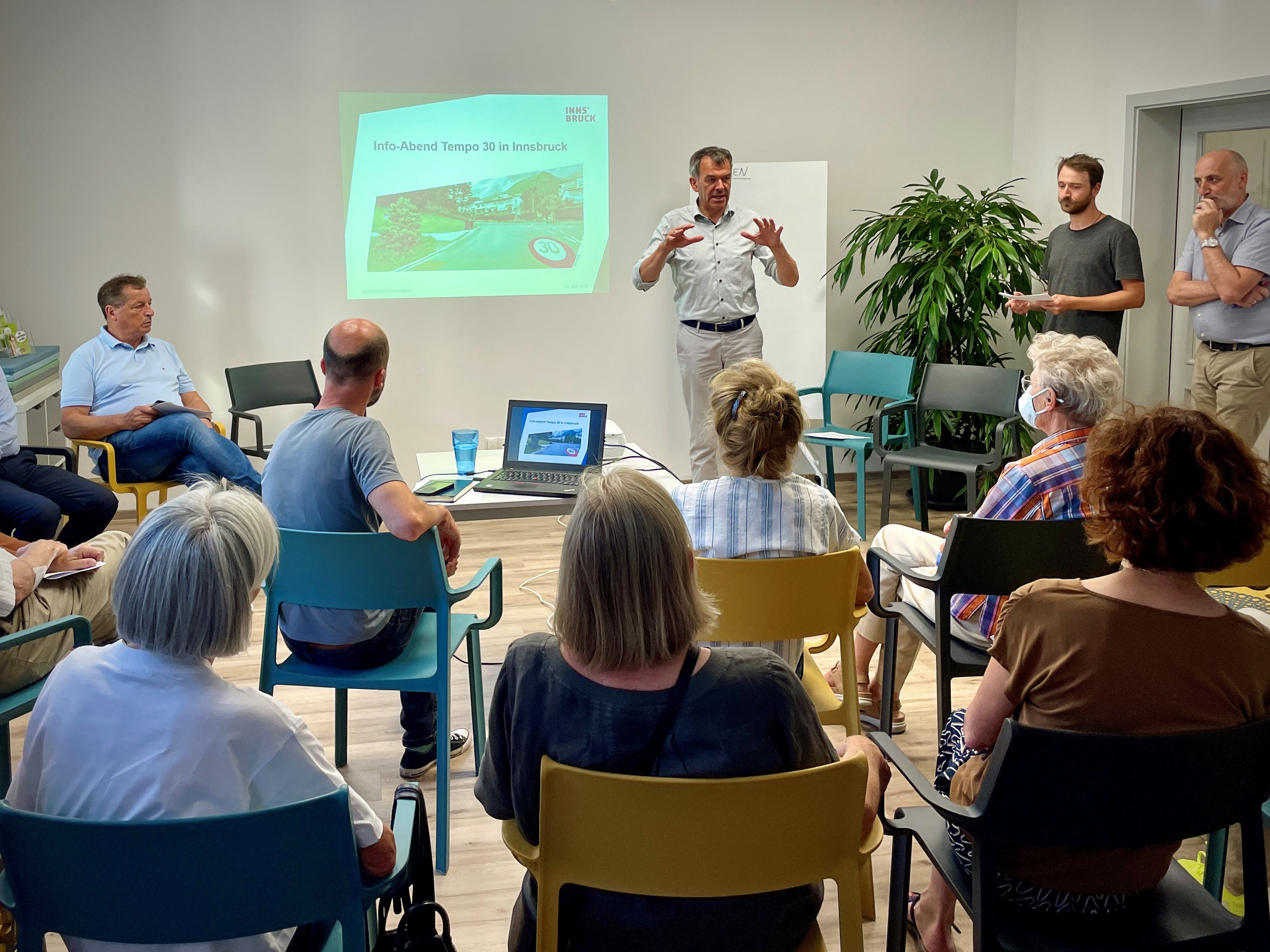 Bürgermeister Georg Willi erläutert den Stand der Planungen bei der Veranstaltung zu Tempo 30 im Stadtteiltreff Dreiheiligen.