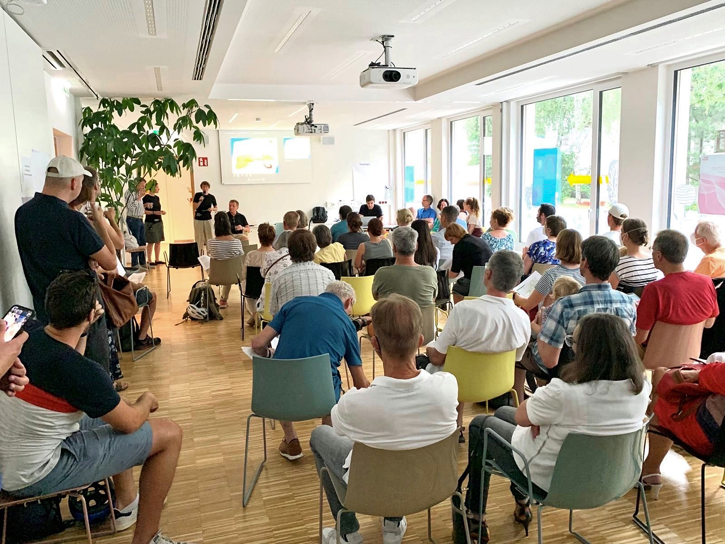 Großes Interesse im Stadtteiltreff Höttinger Au bei der Informationsveranstaltung zu Tempo 30.